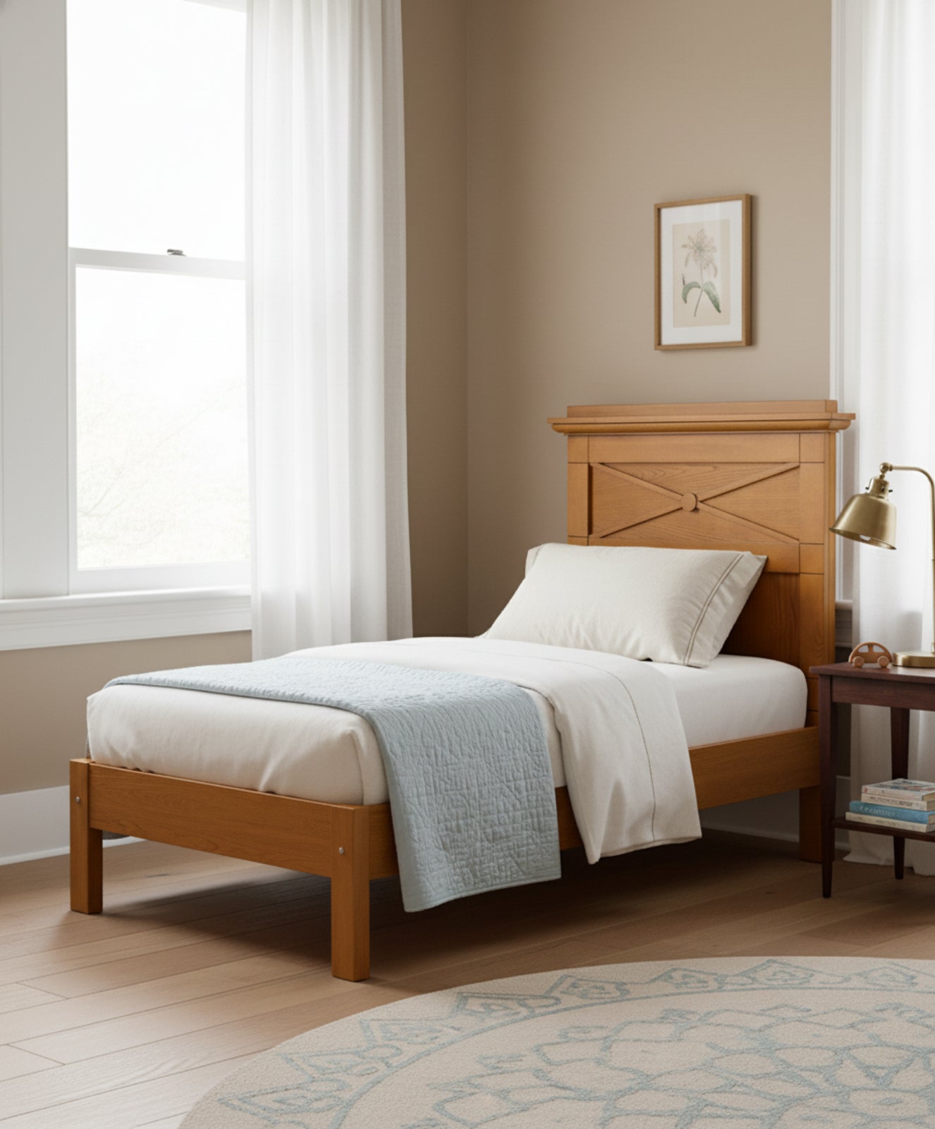 Dormitorio de estilo clásico con un cabecero vintage de roble, ropa de cama blanca y lámpara de latón.