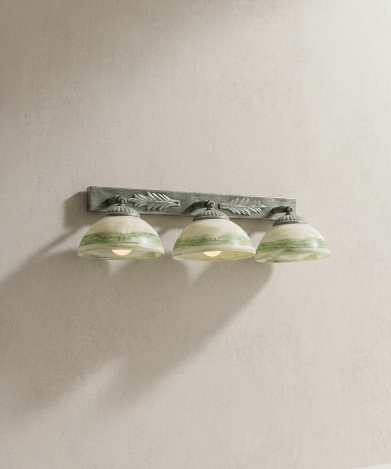 Aplique de pared en metal envejecido y vidrio alabastrado