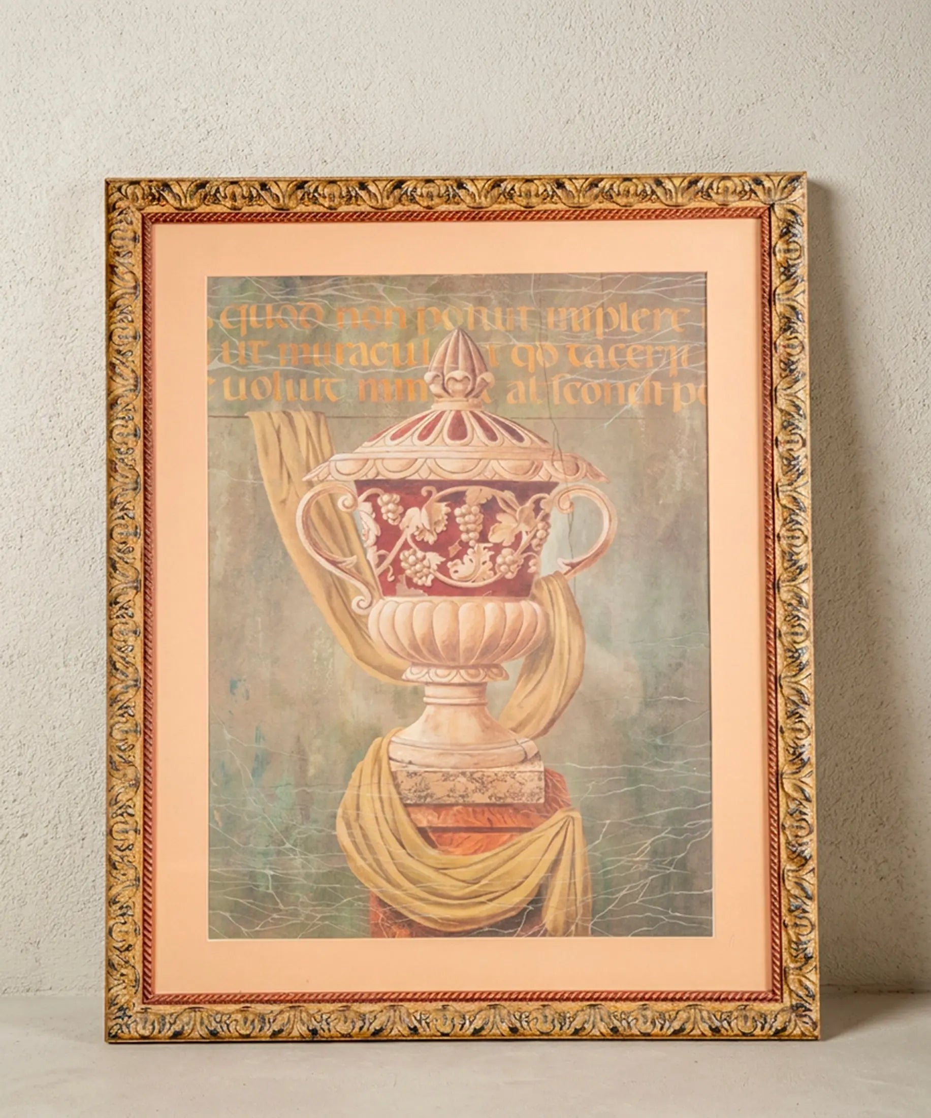 Cuadro vintage de urna clásica con marco de madera tallado vista frontal — Antique Arte y Decoración