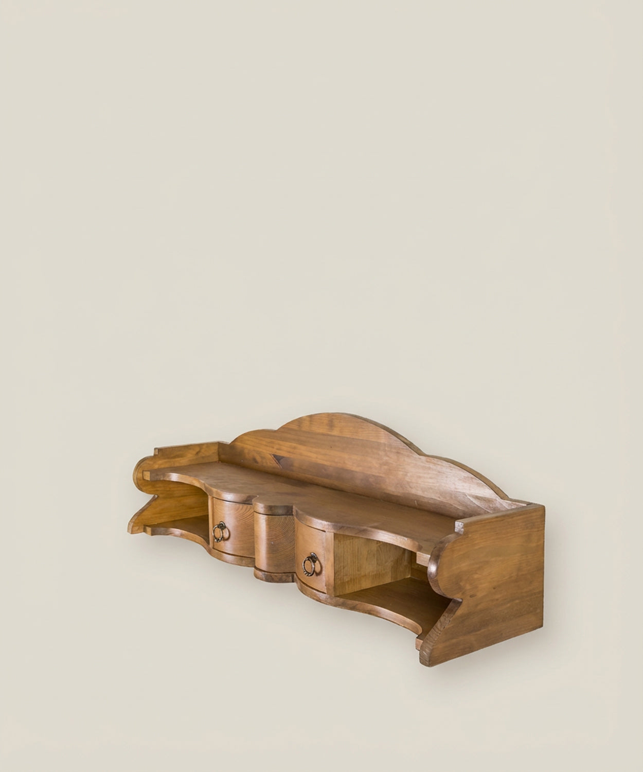 Estantería de pared de madera estilo rústico con formas onduladas y dos cajones vista lateral