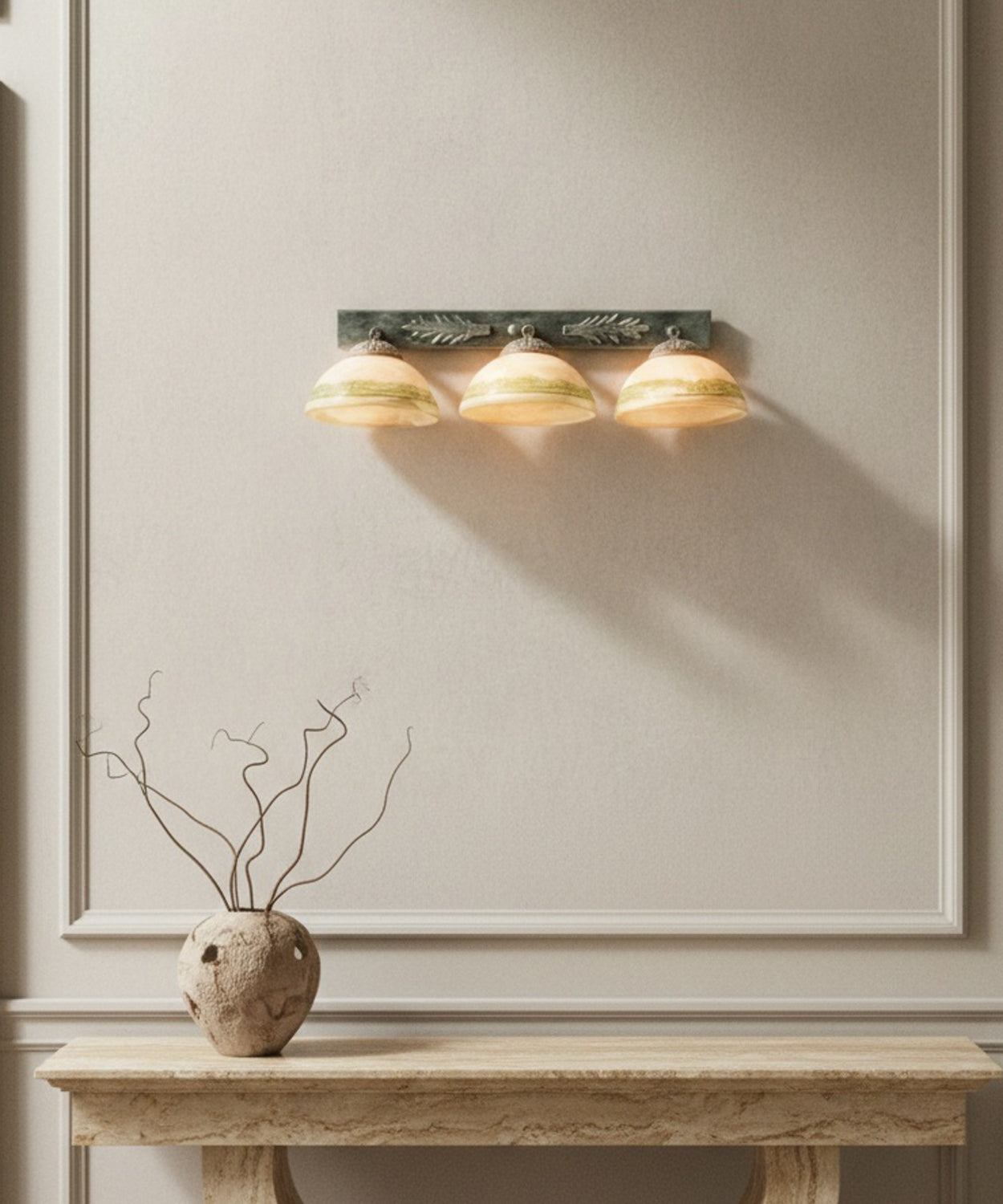 Aplique de pared en metal envejecido y vidrio alabastrado