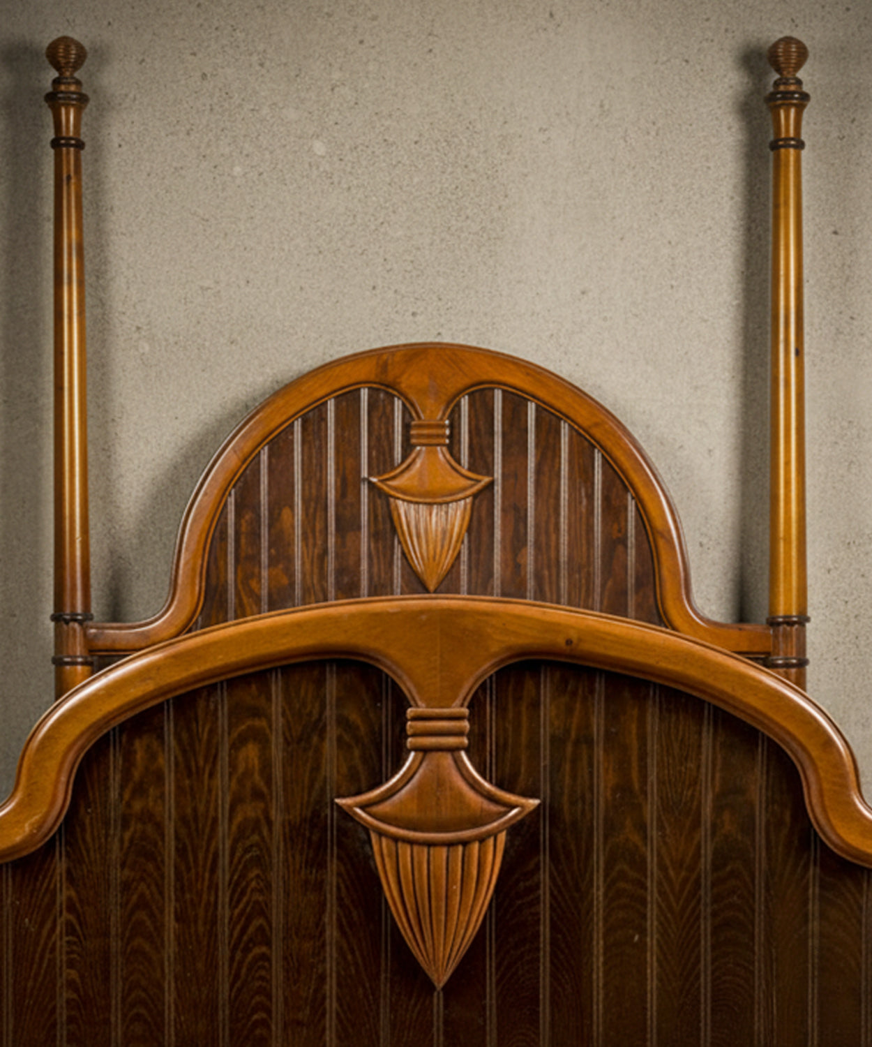 Detalle de la simetría entre el cabecero y el piecero con los finiales superiores de los postes.