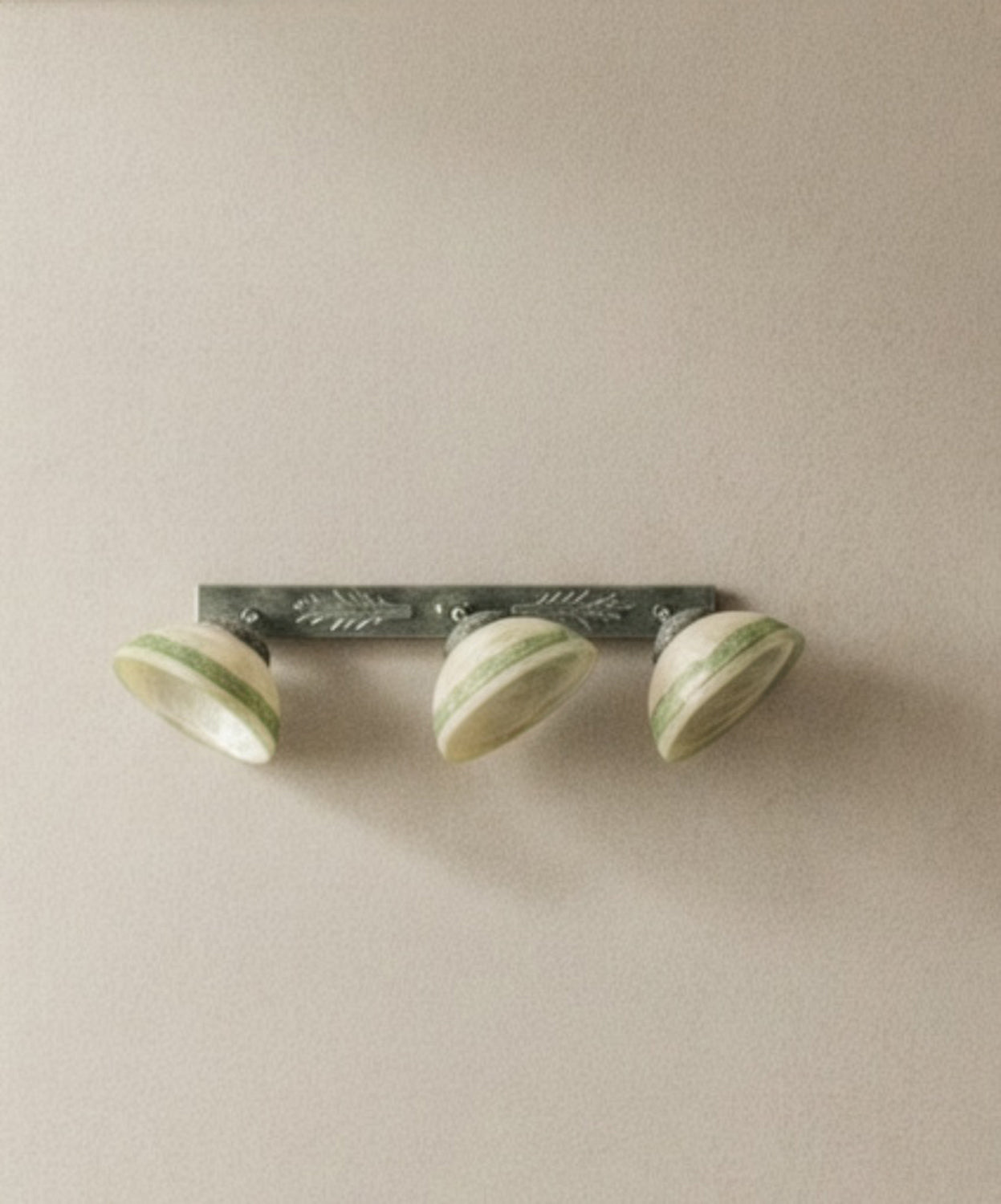 Aplique de pared en metal envejecido y vidrio alabastrado