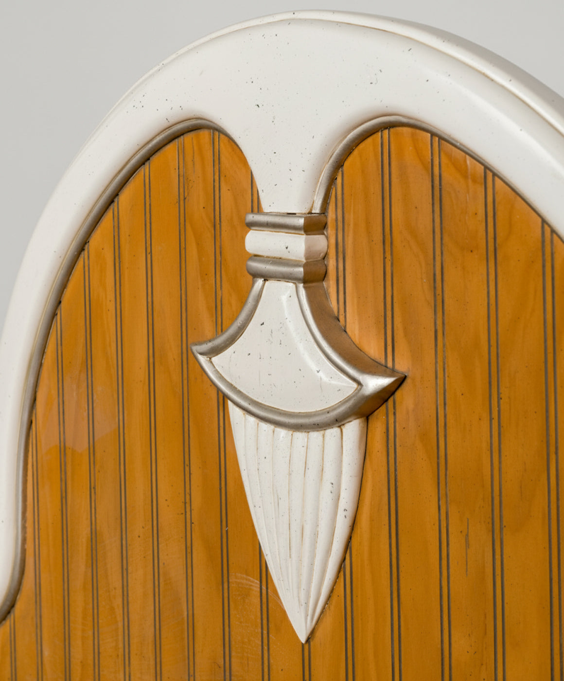 Cama con cuatro columnas