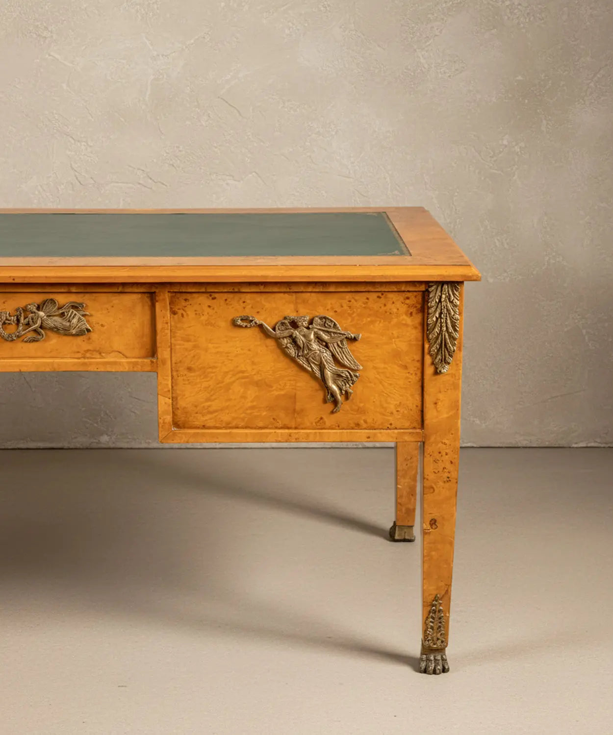 Escritorio de despacho estilo imperio en madera de raíz