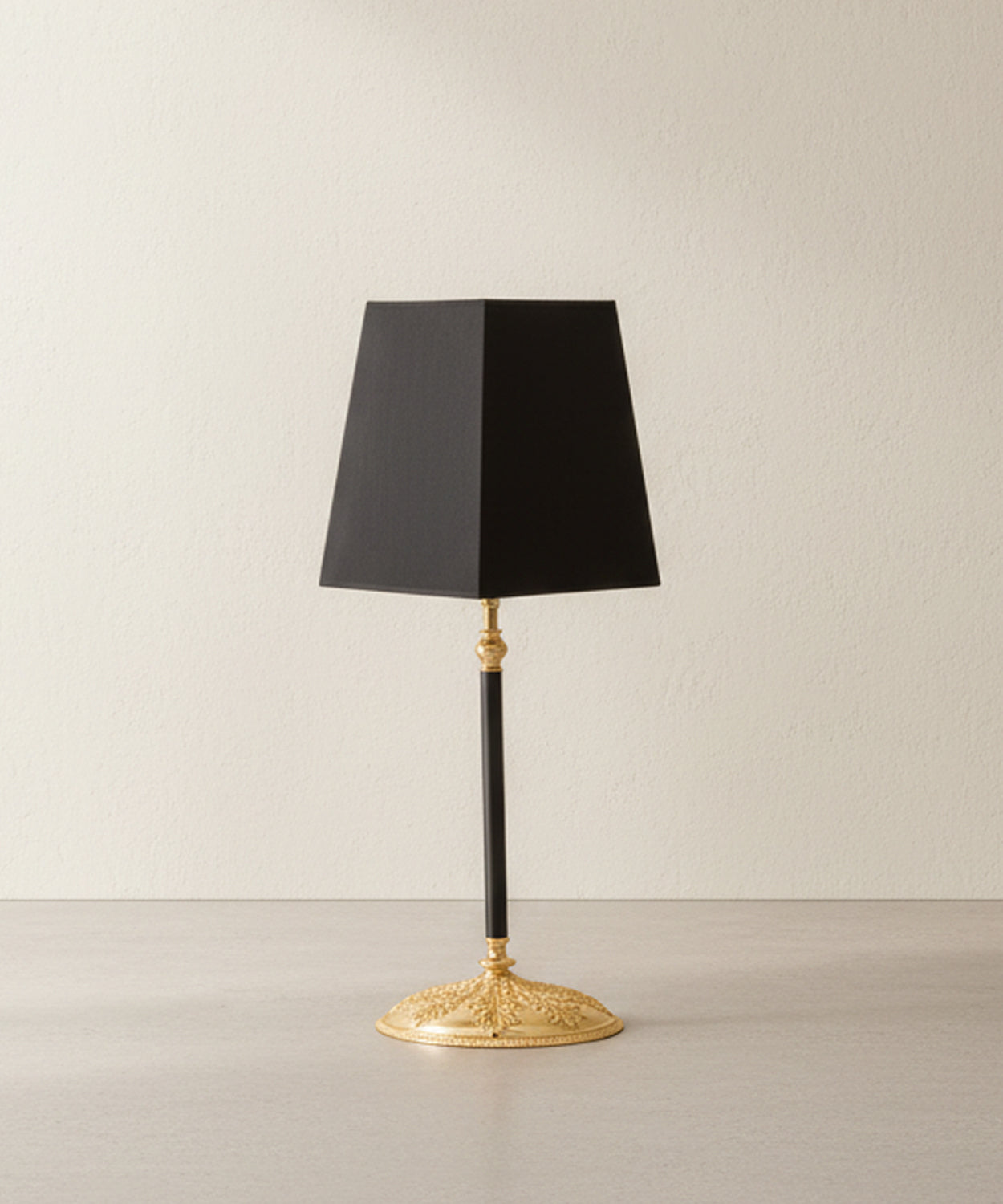 Lámpara de sobremesa en latón dorado y negro