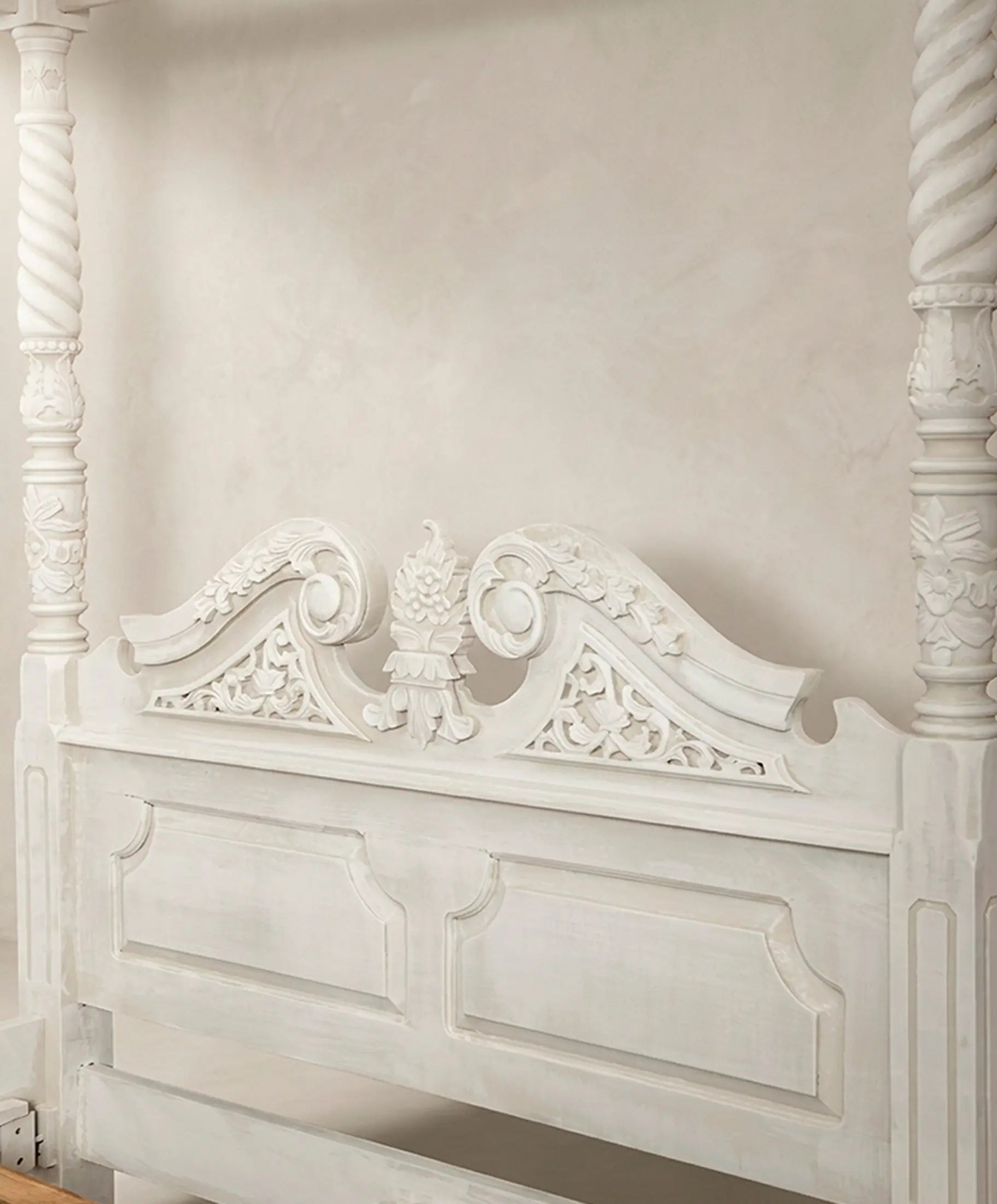 Detalle del copete tallado y calado del cabecero con roleos y ramo central — Antique Arte y Decoración