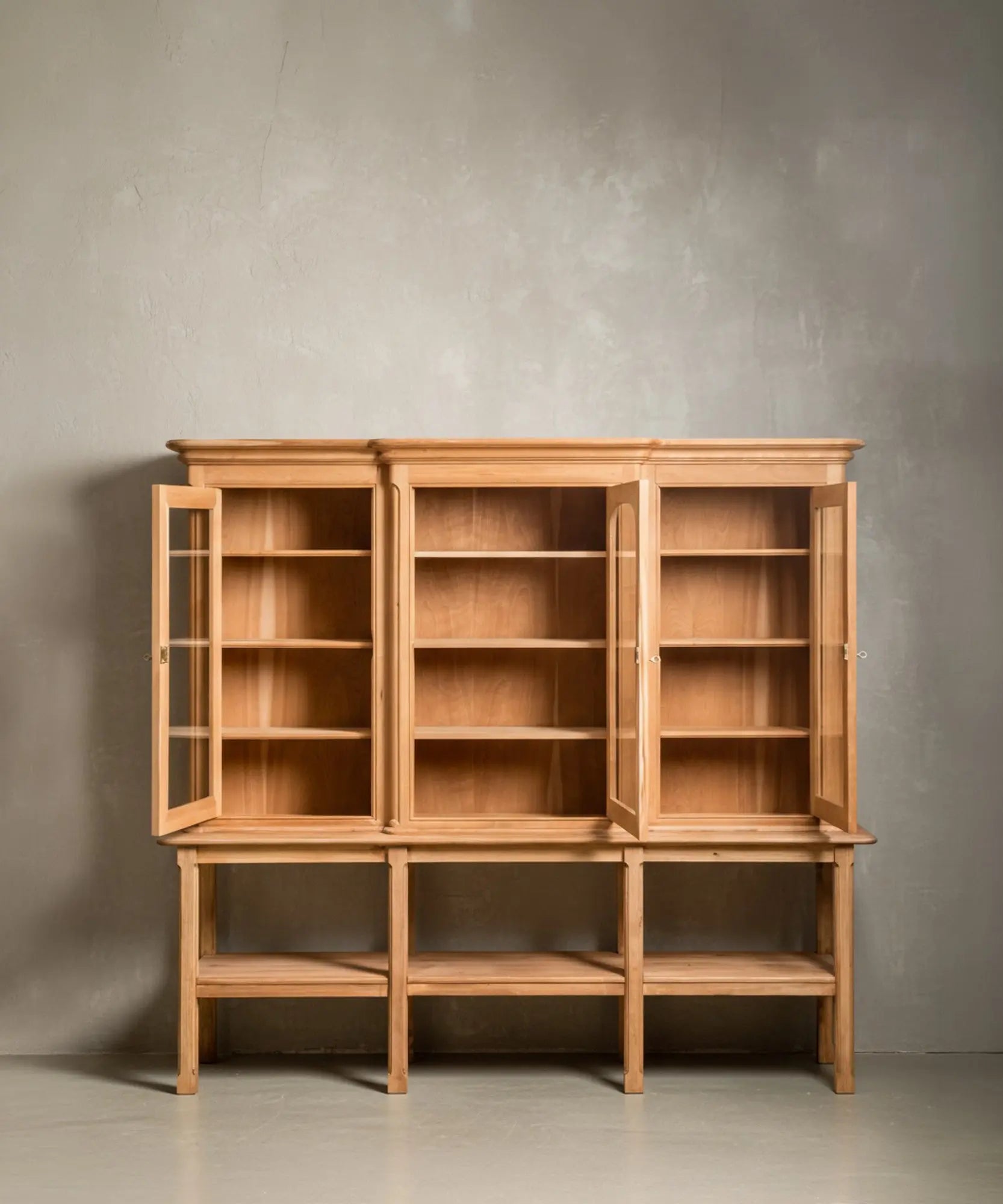 Alacena vitrina de madera lavada