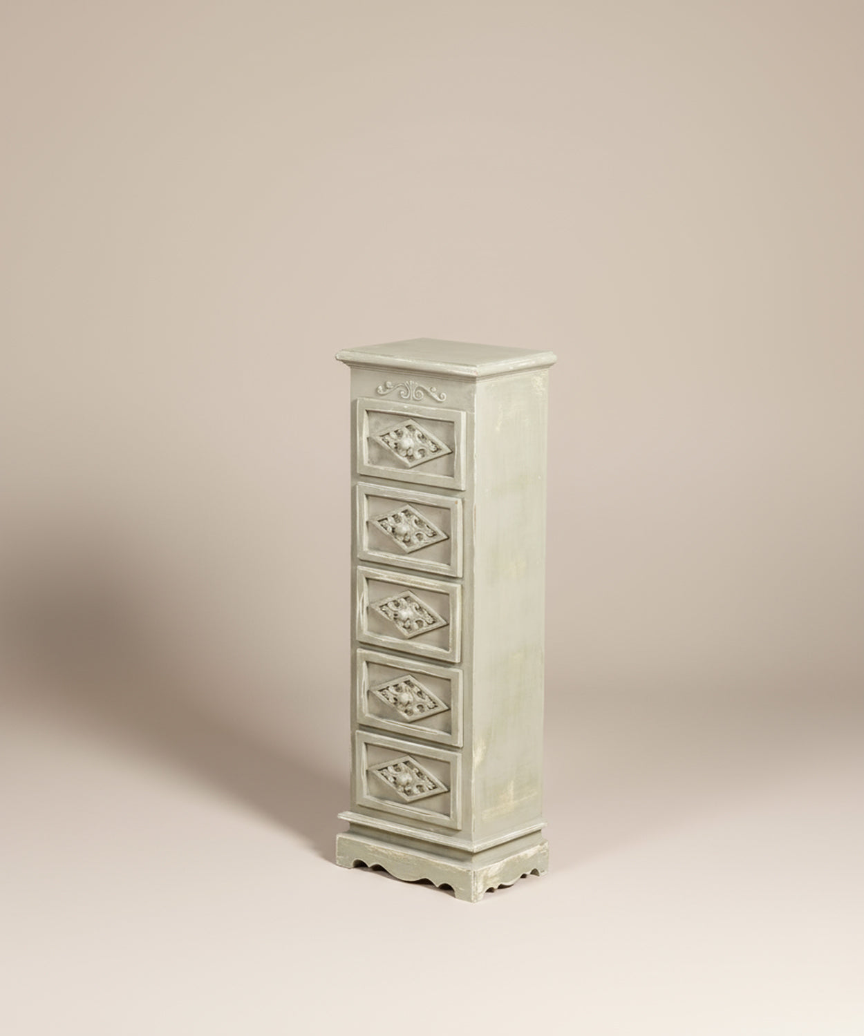 Sinfonier estrecho de cinco cajones en color verde salvia, visto en ángulo sobre un fondo neutro.