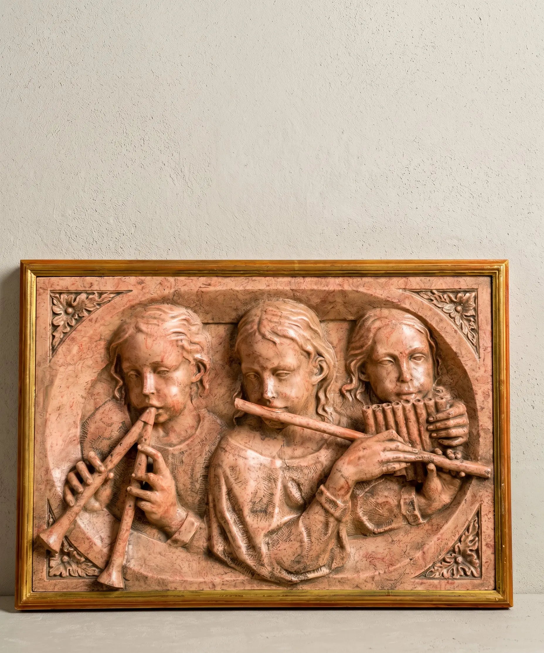 Pareja de cuadros en altorrelieve de querubines músicos en marmolina (Estilo Renacentista)