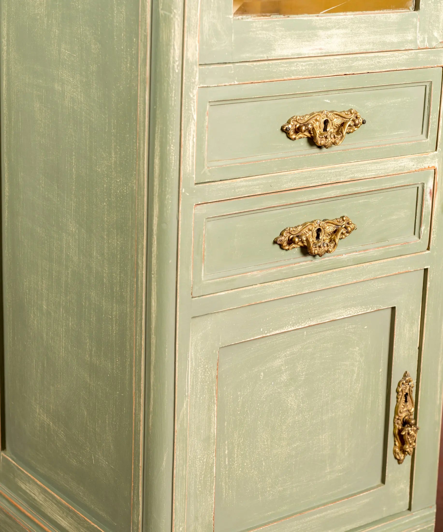 Detalle cajones y bocallaves de bronce dorado rococó en madera verde salvia — Antique Arte y Decoración
