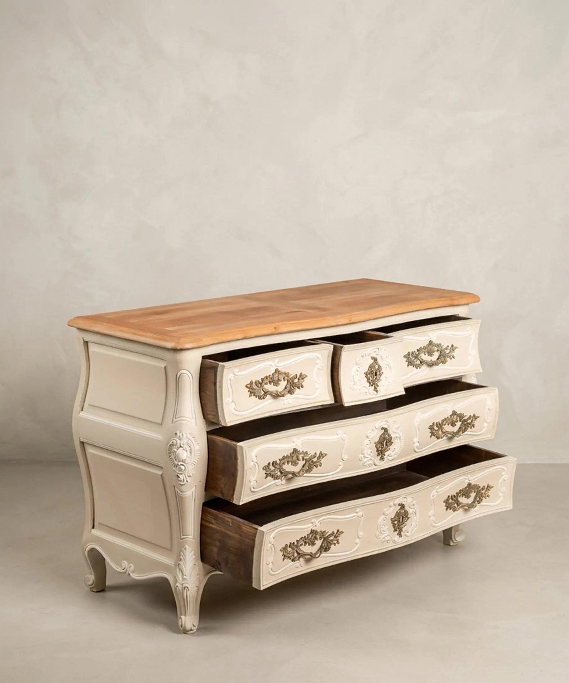 Interior cómoda Luis XV blanca cajones abiertos madera natural pintada mano — Antique Arte y Decoración