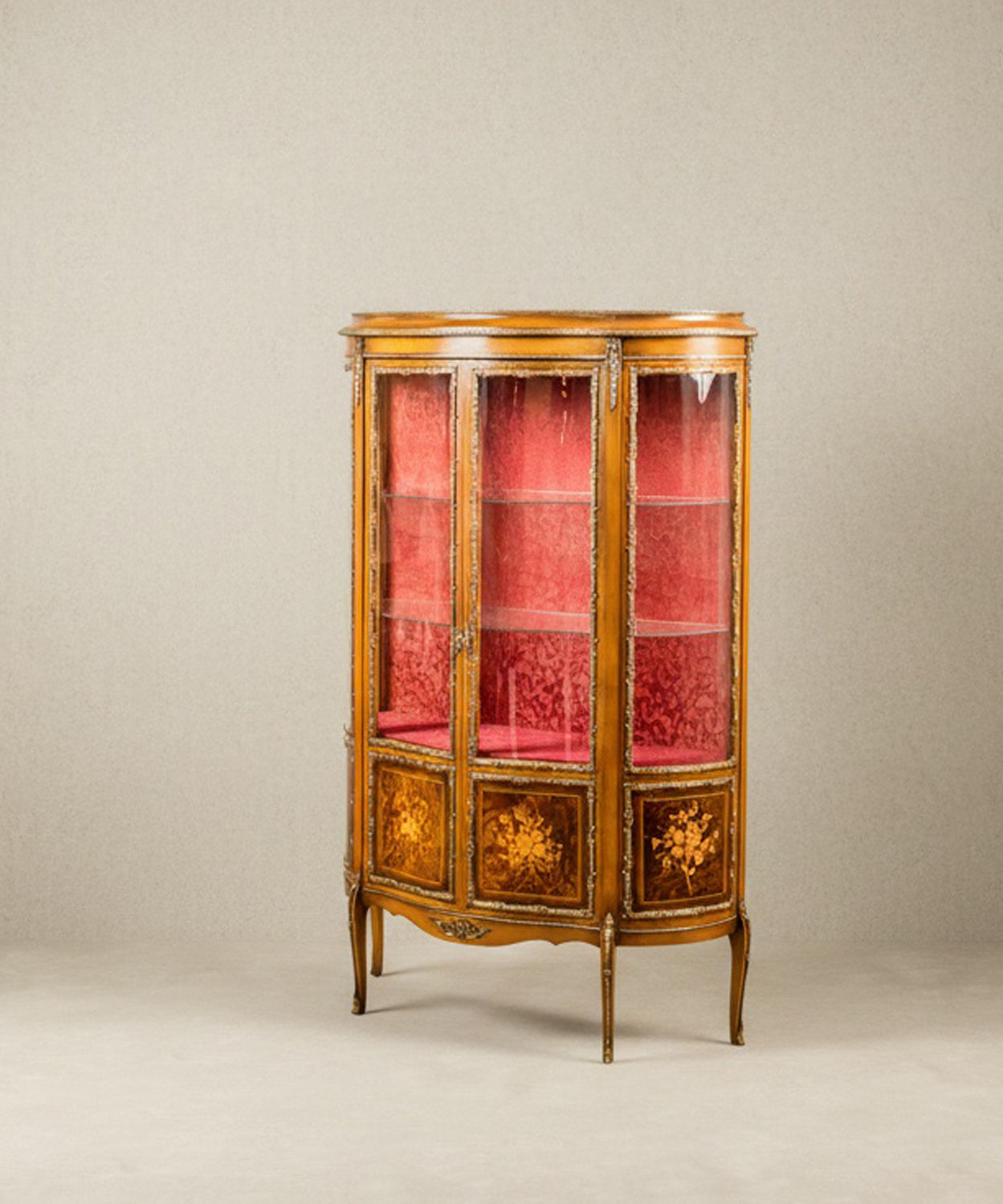 Vitrina francesa estilo Luis XV de media luna con marquetería floral