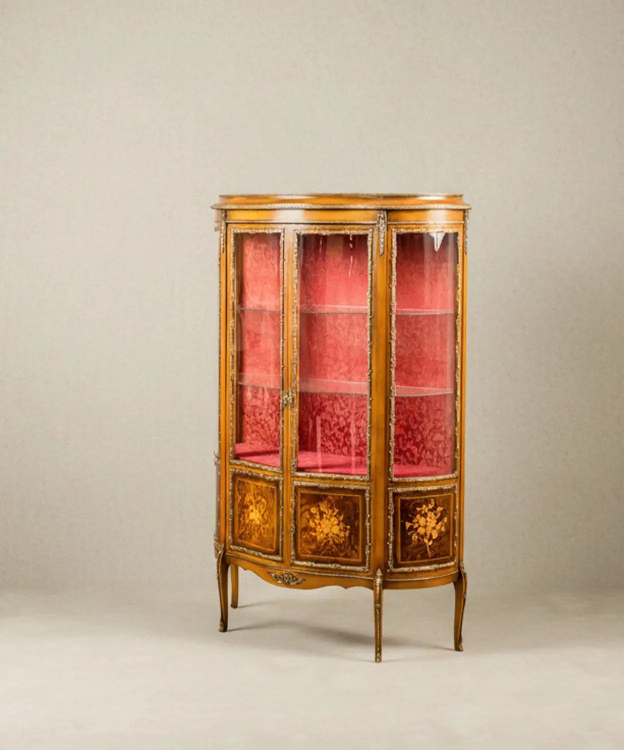 Vitrina francesa estilo Luis XV de media luna con marquetería floral Antique arte y decoracion