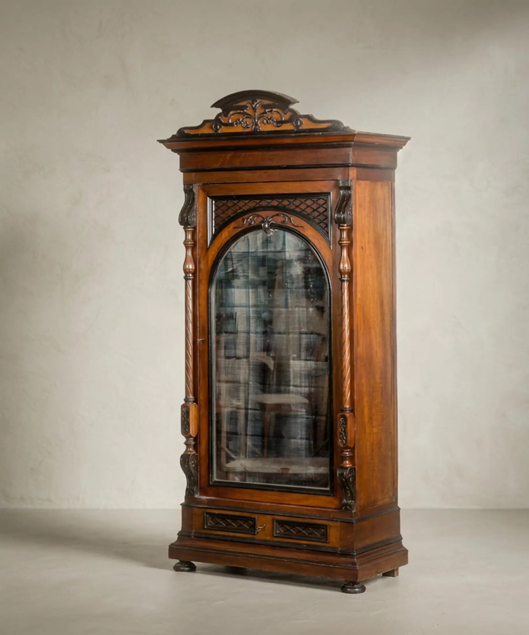 Armario alfonsino siglo XIX vista tres cuartos con copete tallado — Antique Arte y Decoración
