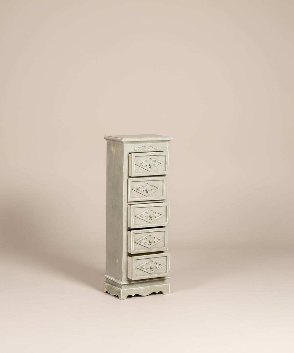 Perspectiva lateral del mueble auxiliar estrecho, destacando su pátina envejecida y su silueta delgada.