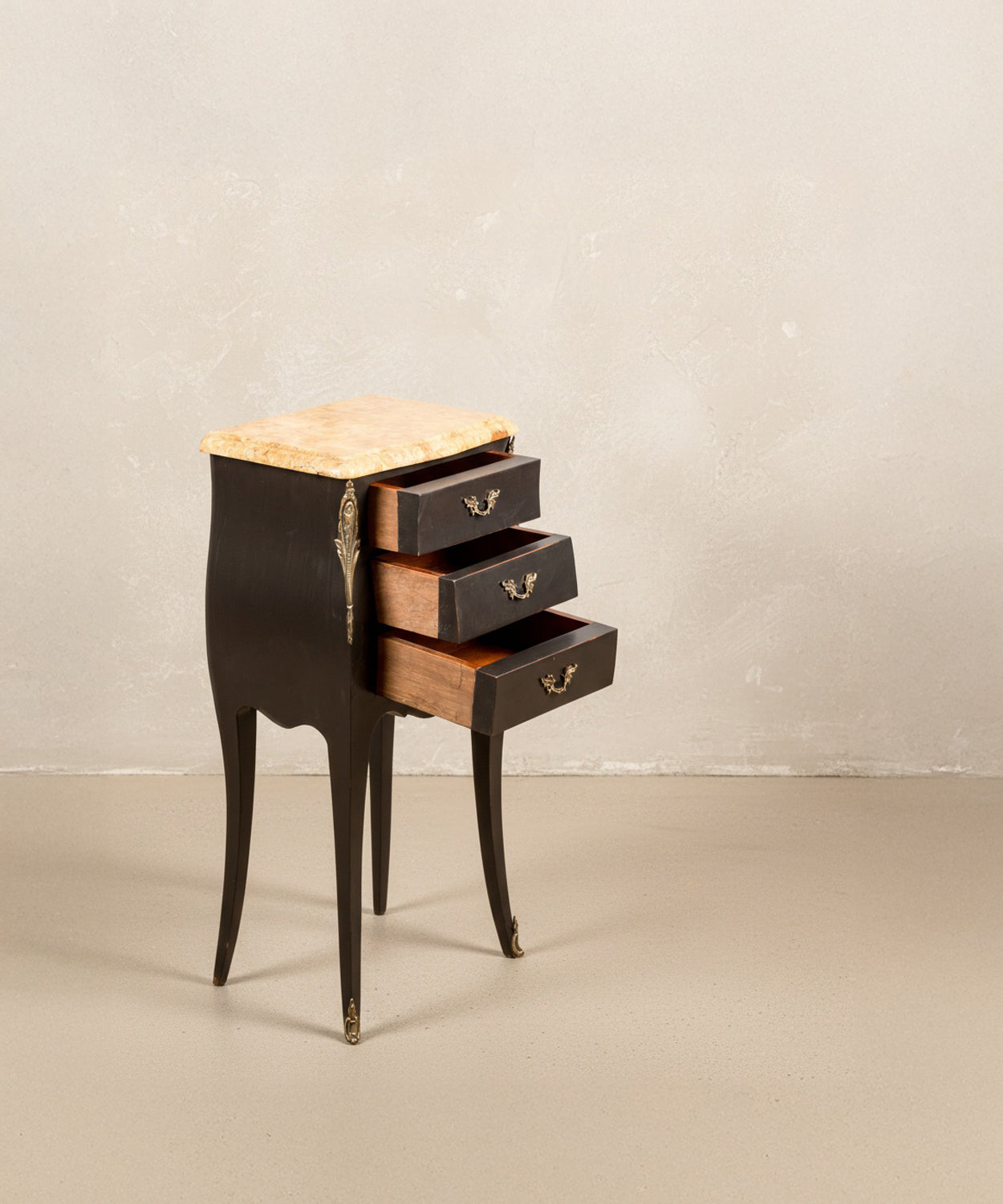 Pareja de mesillas francesas estilo Luis XV en negro mate