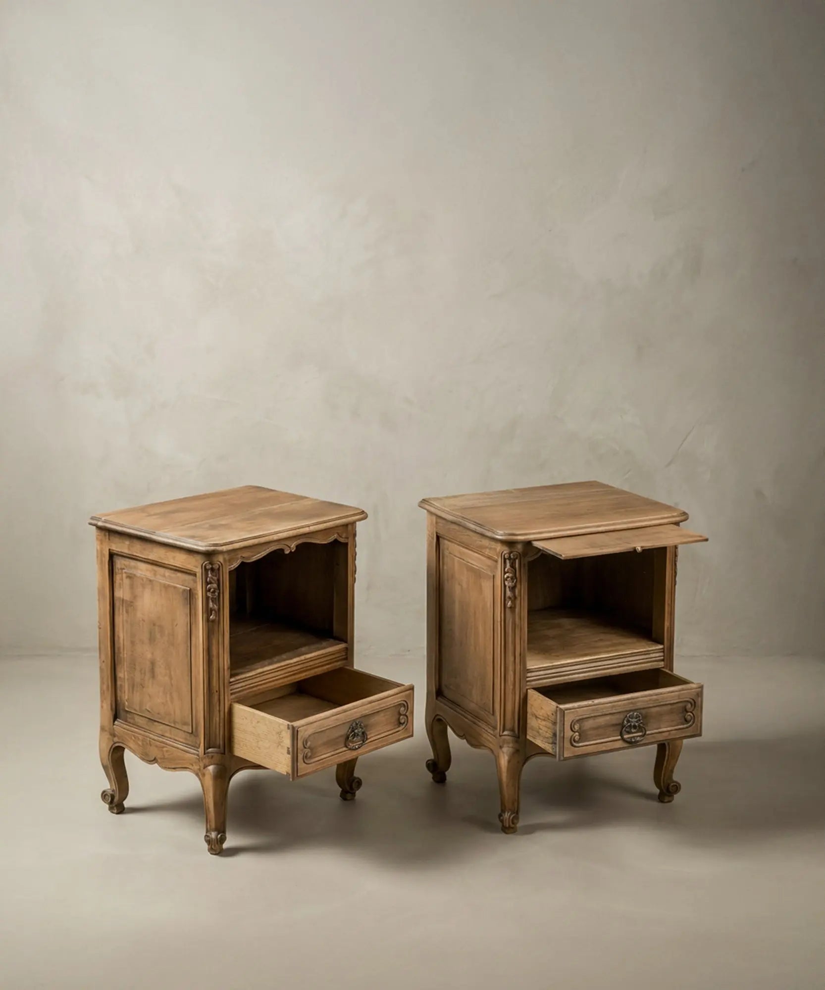 Pareja de mesitas de estilo Luis XV