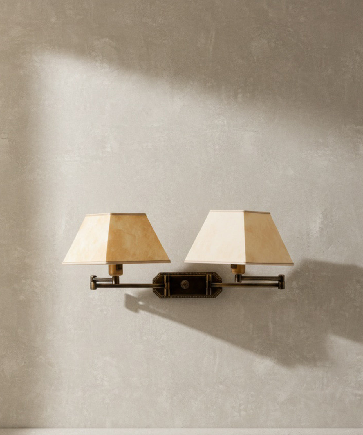 Aplique de pared articulado doble en latón envejecido