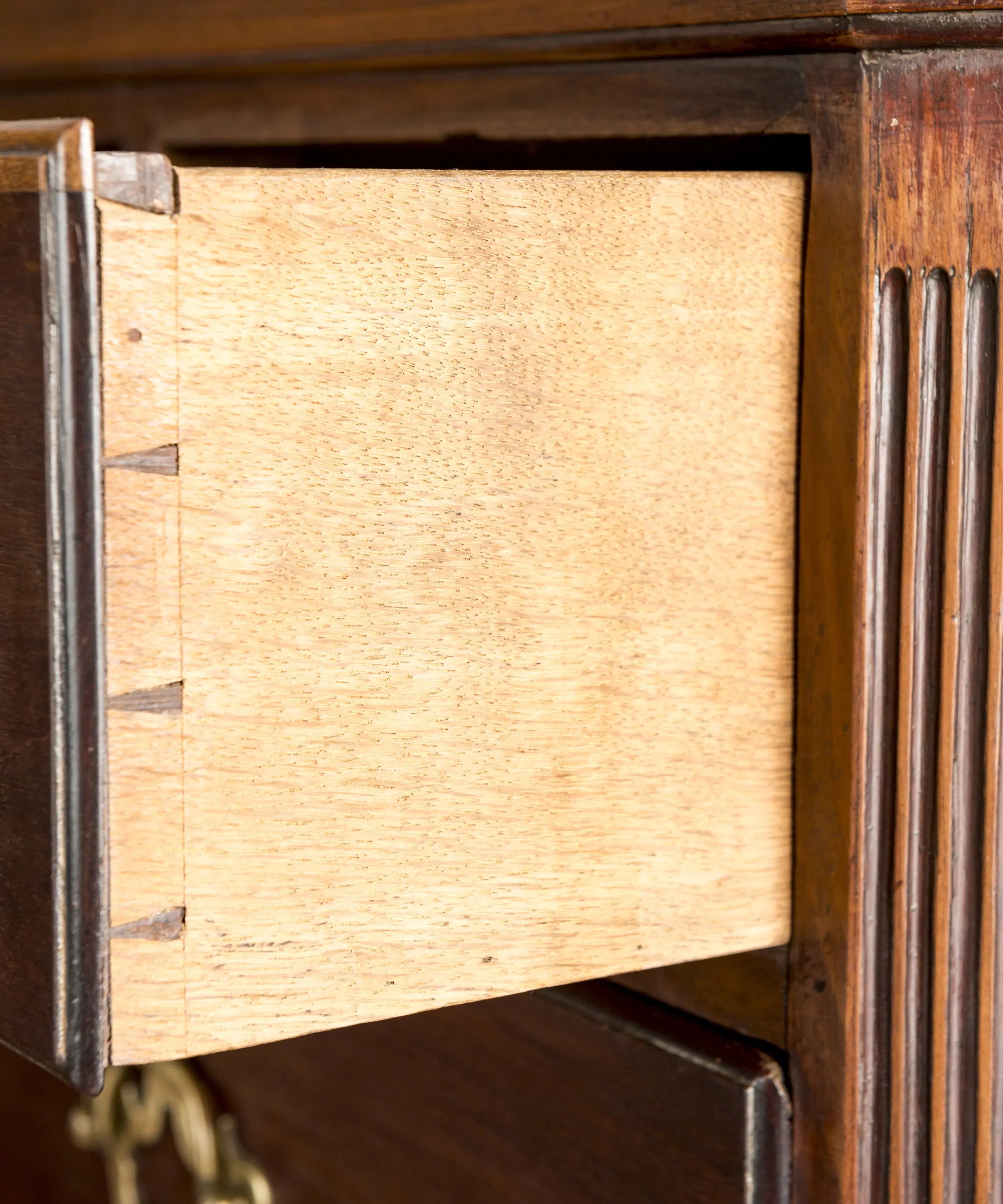 Construcción artesanal antigua con ensambles de cola de milano en cajones de madera maciza.