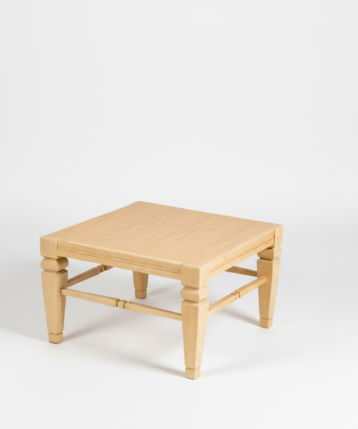 Mesa baja auxiliar de madera Chiara