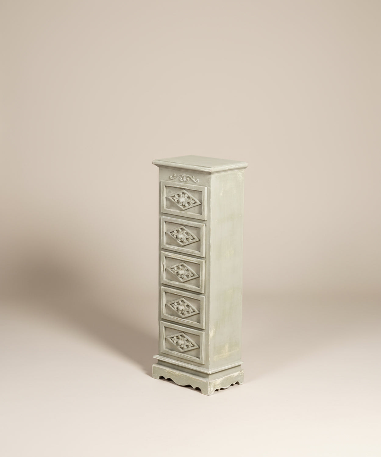 Perspectiva lateral del mueble auxiliar estrecho, destacando su pátina envejecida y su silueta delgada.