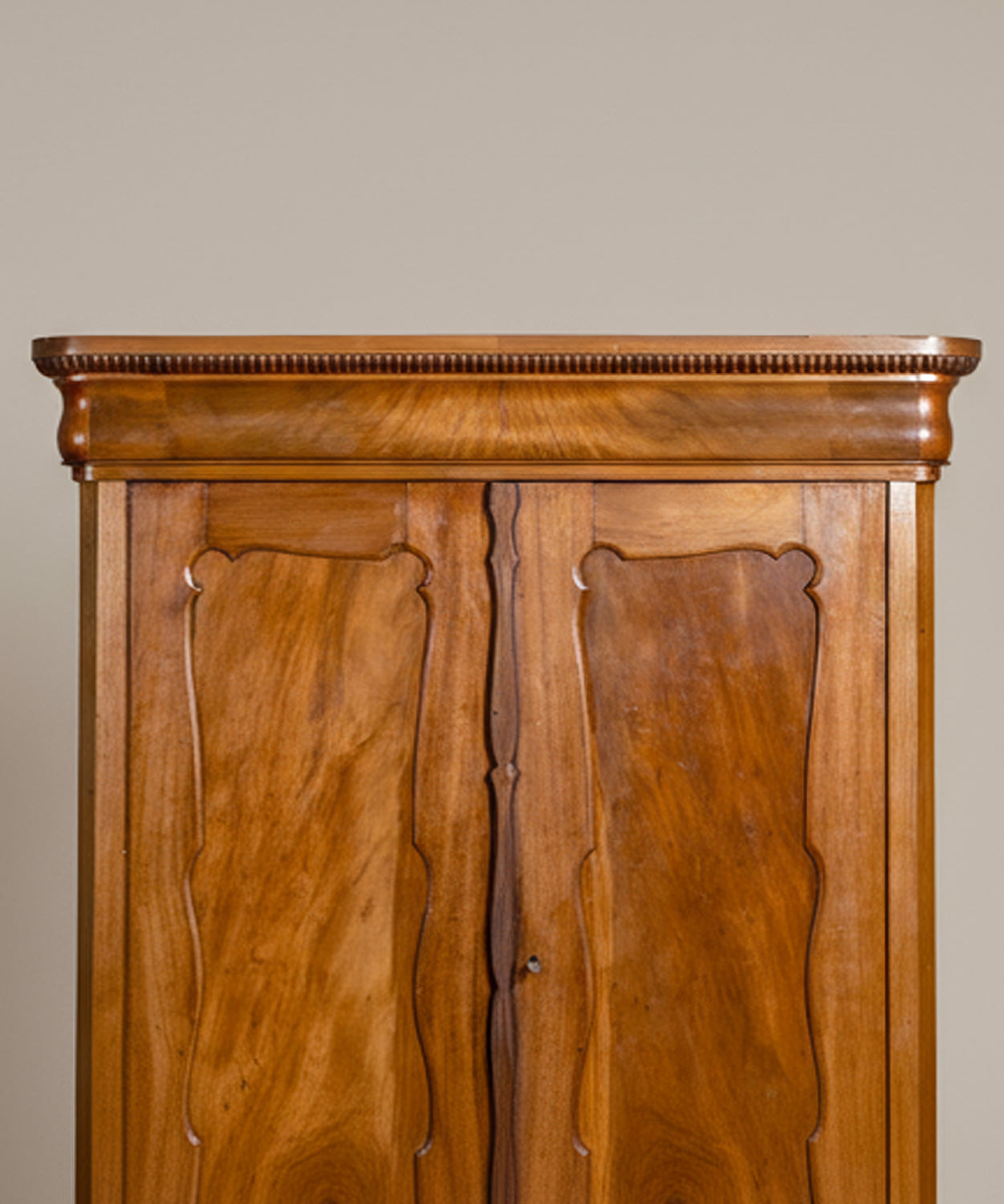 Armario antiguo de nogal