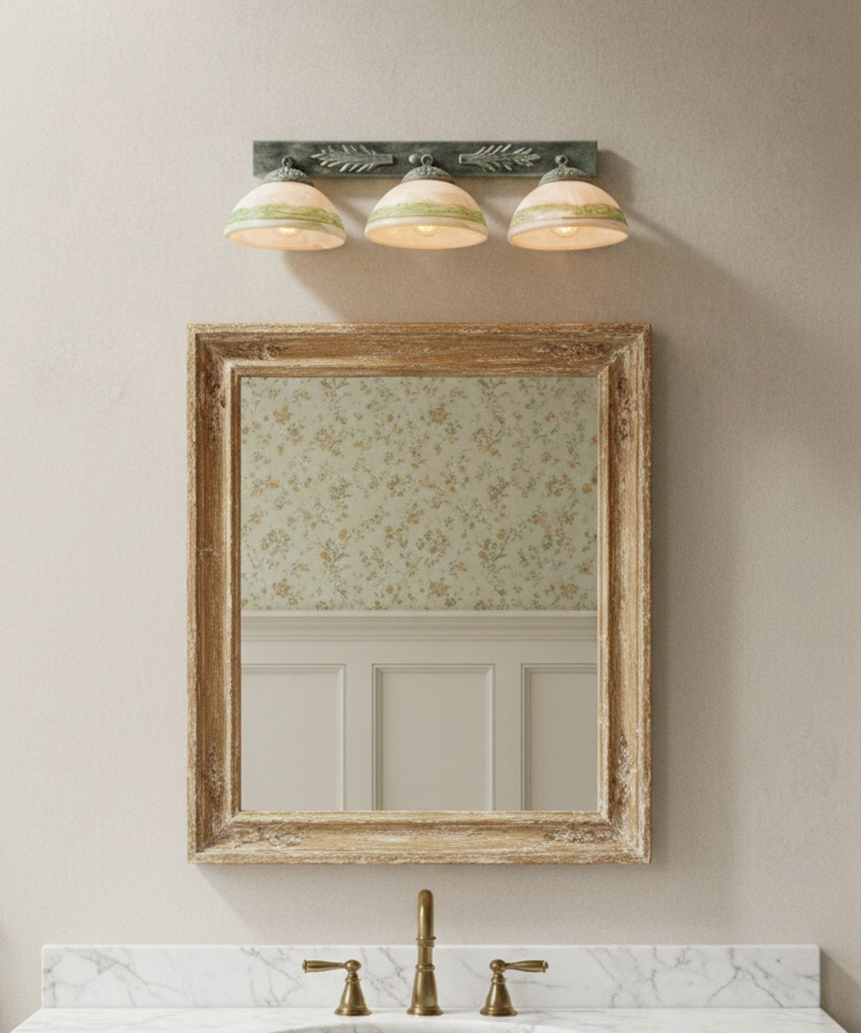 Aplique de pared en metal envejecido y vidrio alabastrado