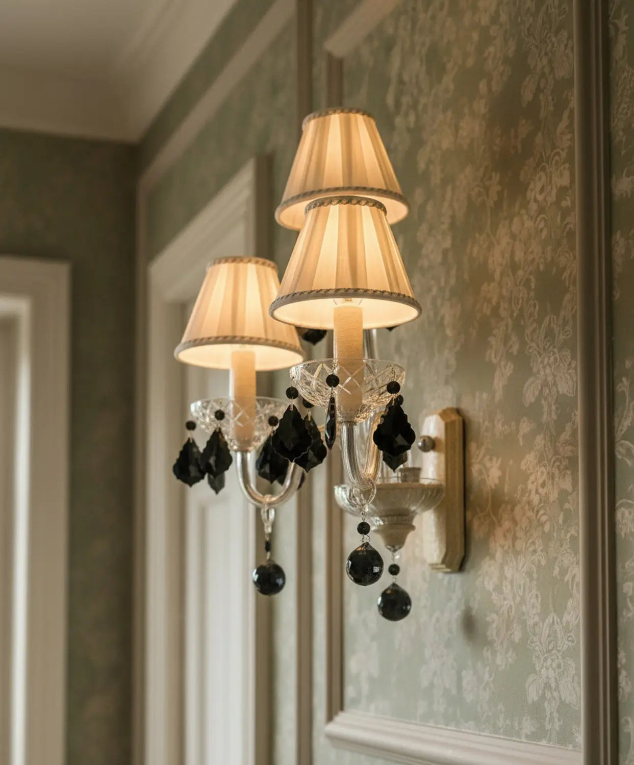 Vista en ángulo del aplique donde se aprecia la transparencia del cristal y la calidad de las lágrimas tipo "jet black".