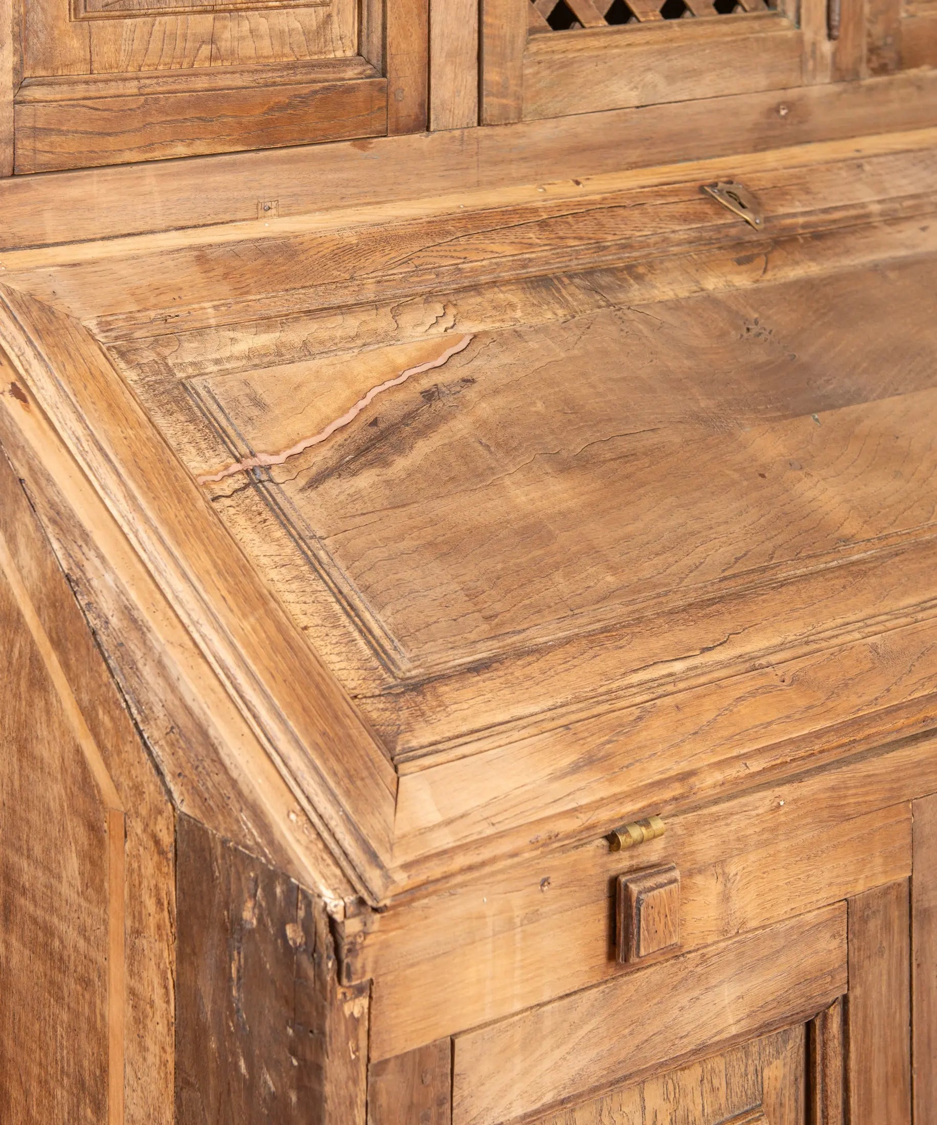 Detalle tapa abatible de roble con veta y cerradura de latón — Antique Arte y Decoración
