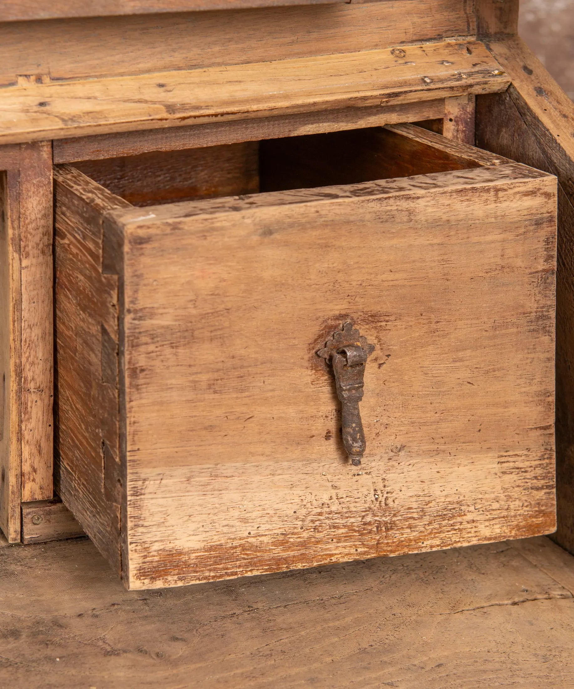 Detalle cajón interior con ensamble en cola de milano y tirador de forja — Antique Arte y Decoración