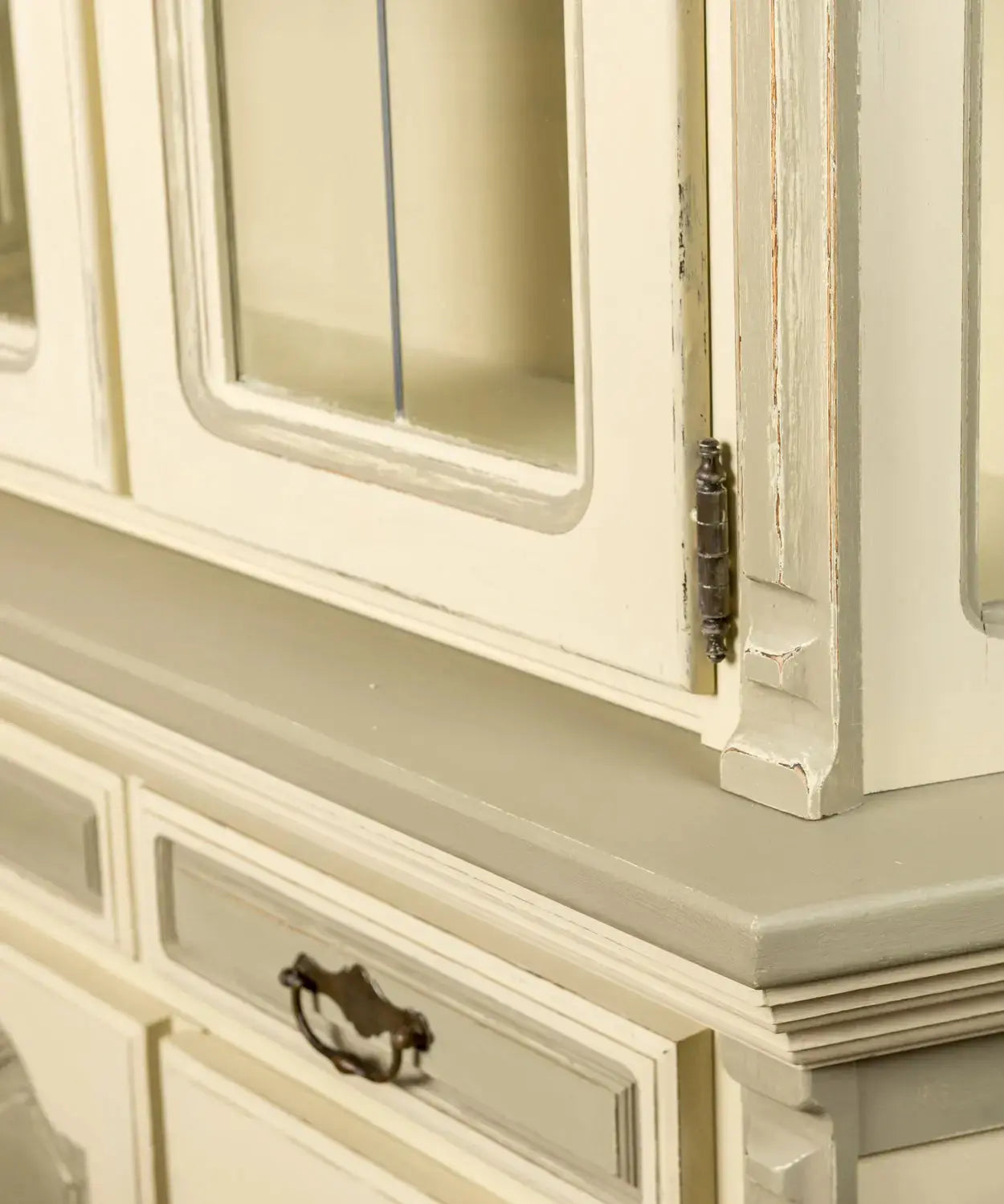 Plano detalle del remate superior curvado con acabado decapado artístico.