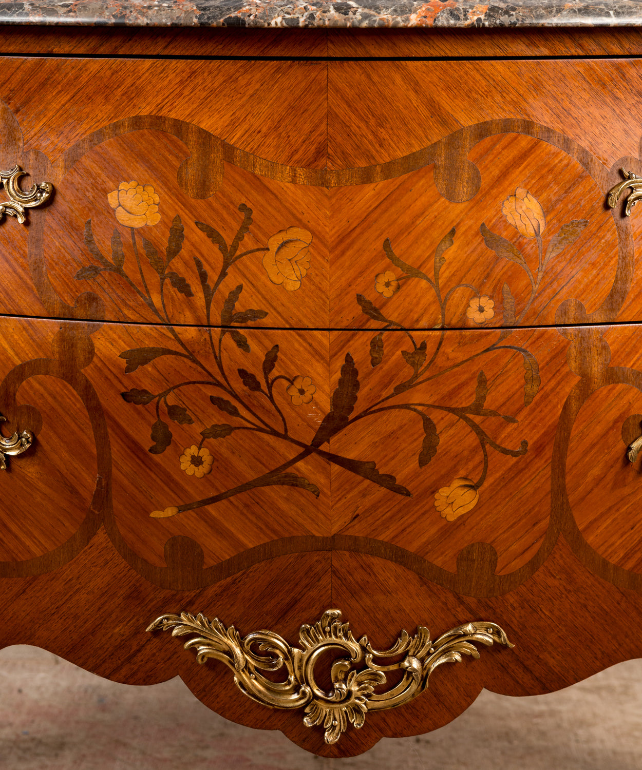 Detalle de la curvatura bombé lateral y veteado de la madera en disposición geométrica.