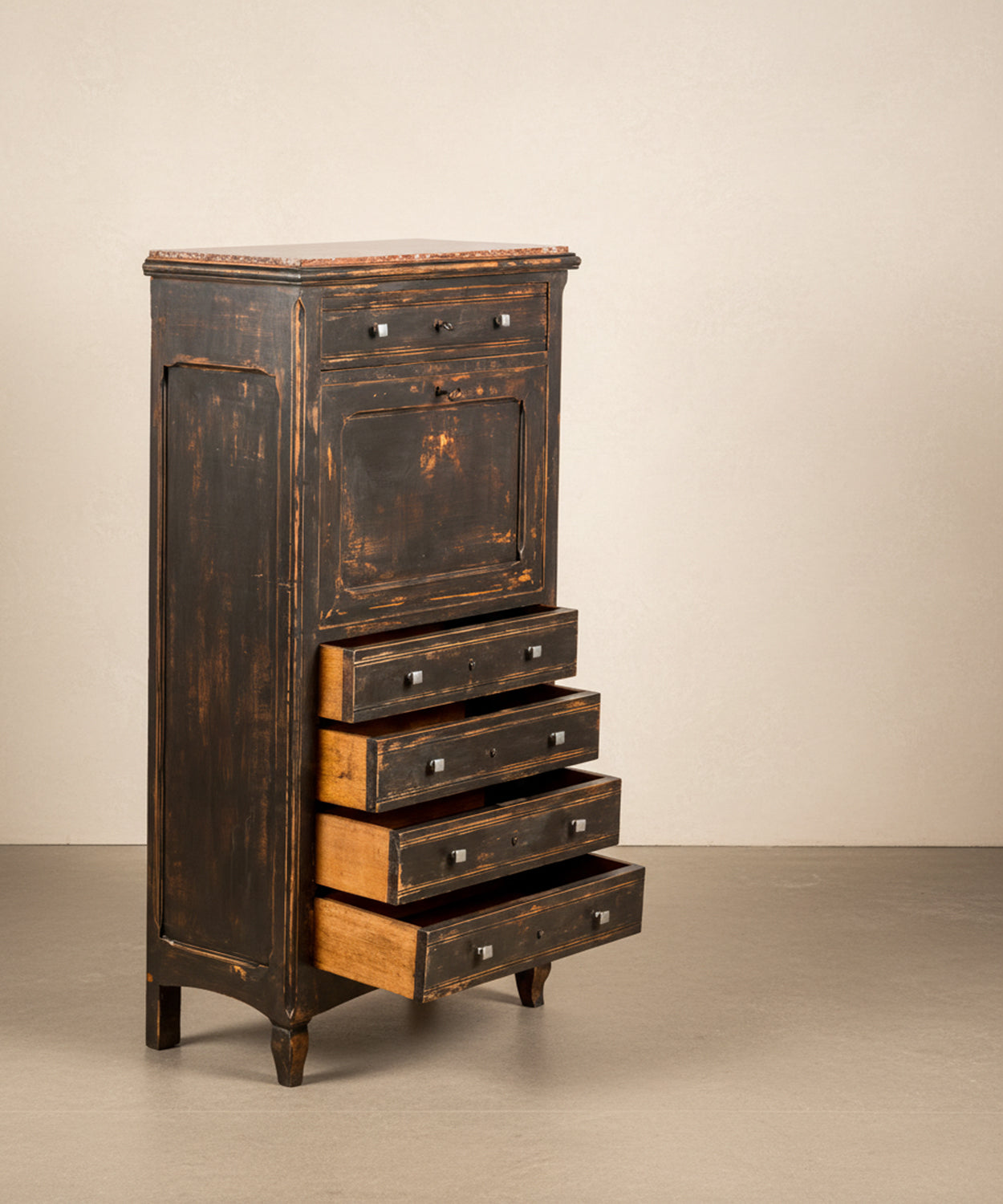 Vista lateral de los cajones inferiores del secretaire mostrando la capacidad de almacenamiento y tiradores modernos.