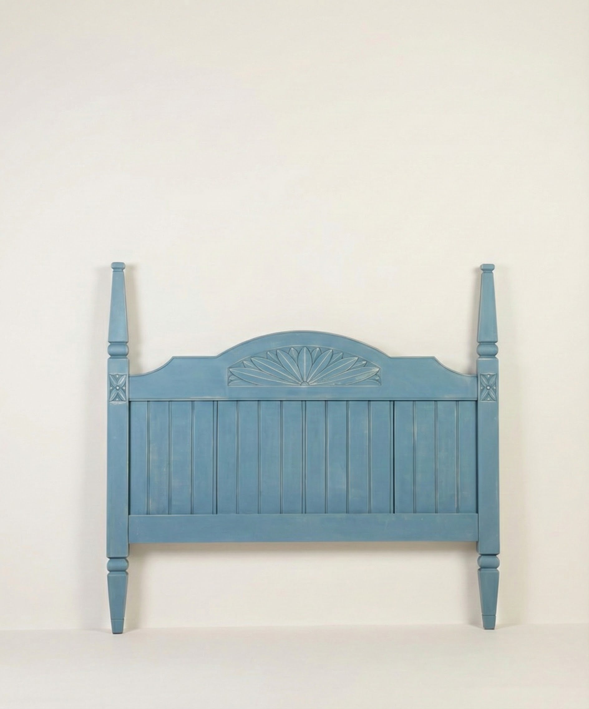 Cabecero de madera azul estilo rústico provenzal vista frontal fondo blanco