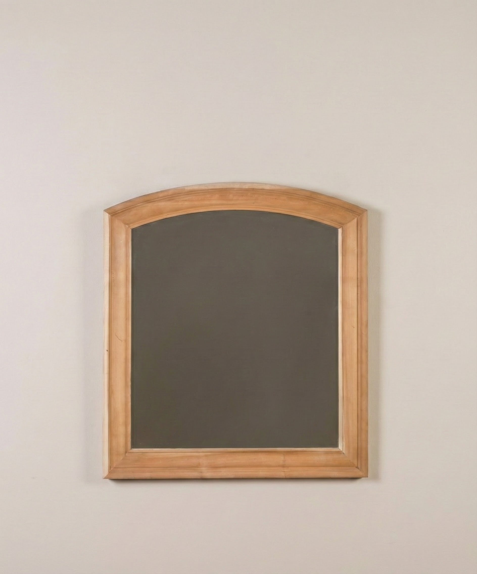 Vista frontal de espejo individual de madera estilo rústico chic