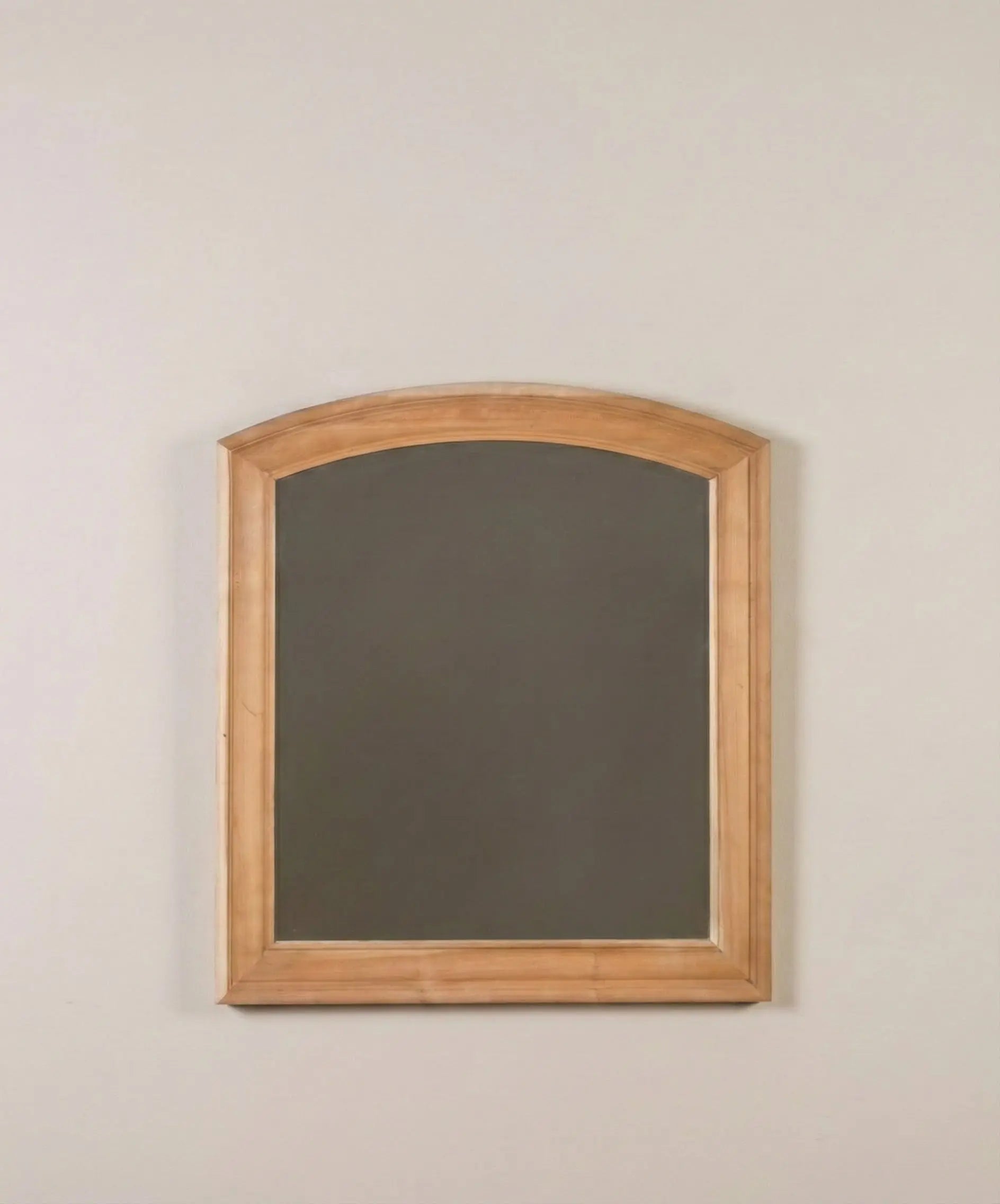 Vista frontal de espejo individual de madera estilo rústico chic