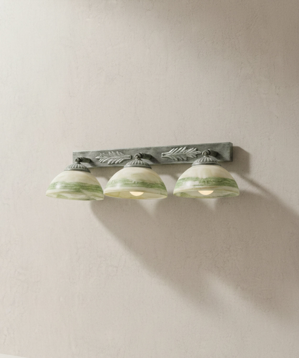 Aplique de pared en metal envejecido y vidrio alabastrado