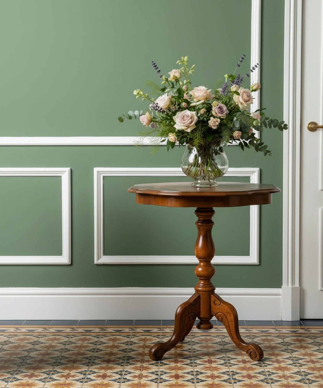 Mesa velador antigua con marquetería floral