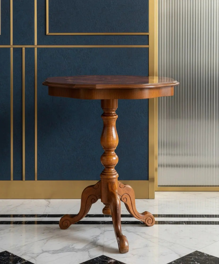 Mesa velador clásica ubicada en salón contemporáneo con paredes azules y detalles dorados, mostrando versatilidad estilística.