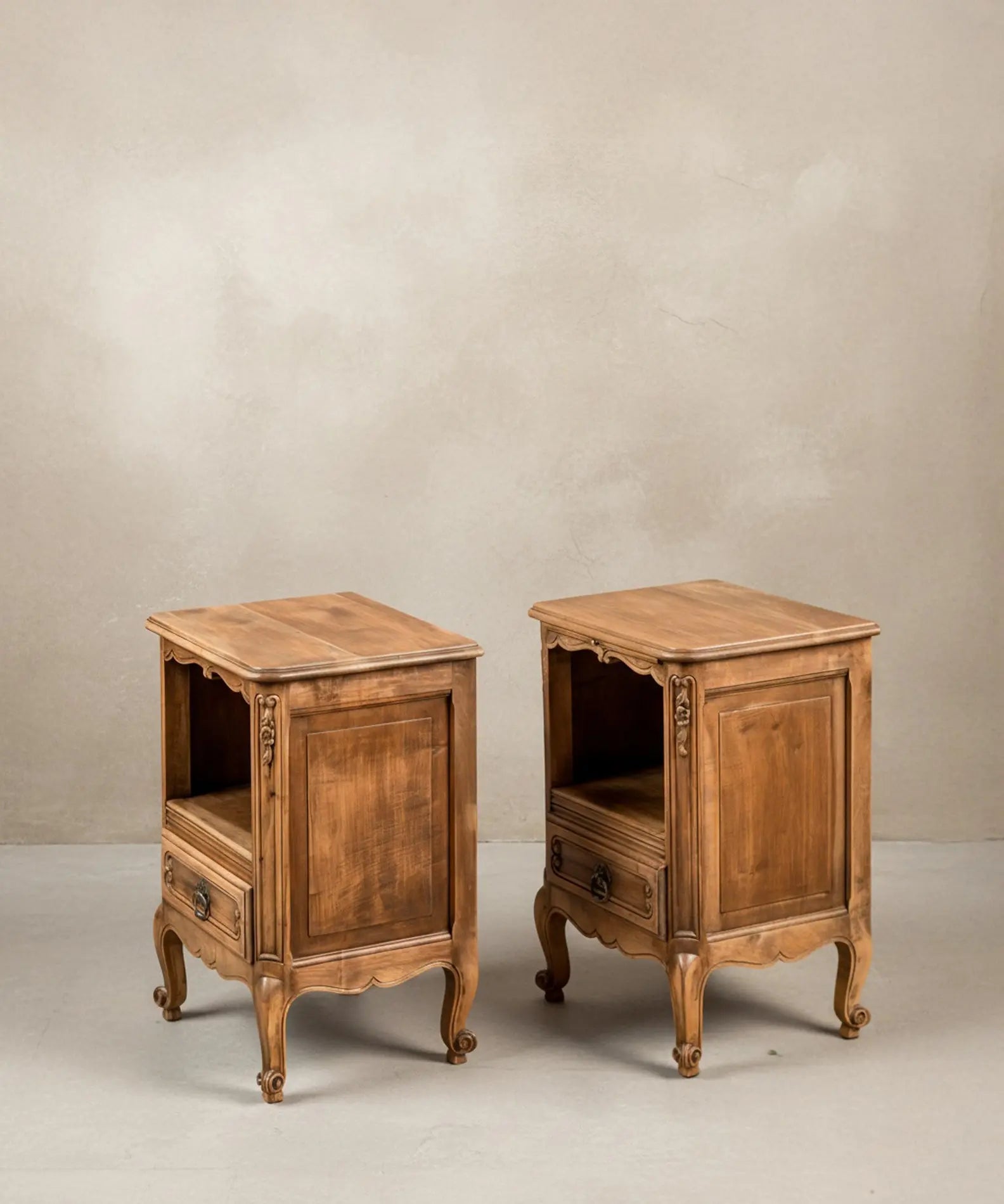 Mesitas provenzales francesas mostrando detalles de las patas cabriole y cajones tallados.