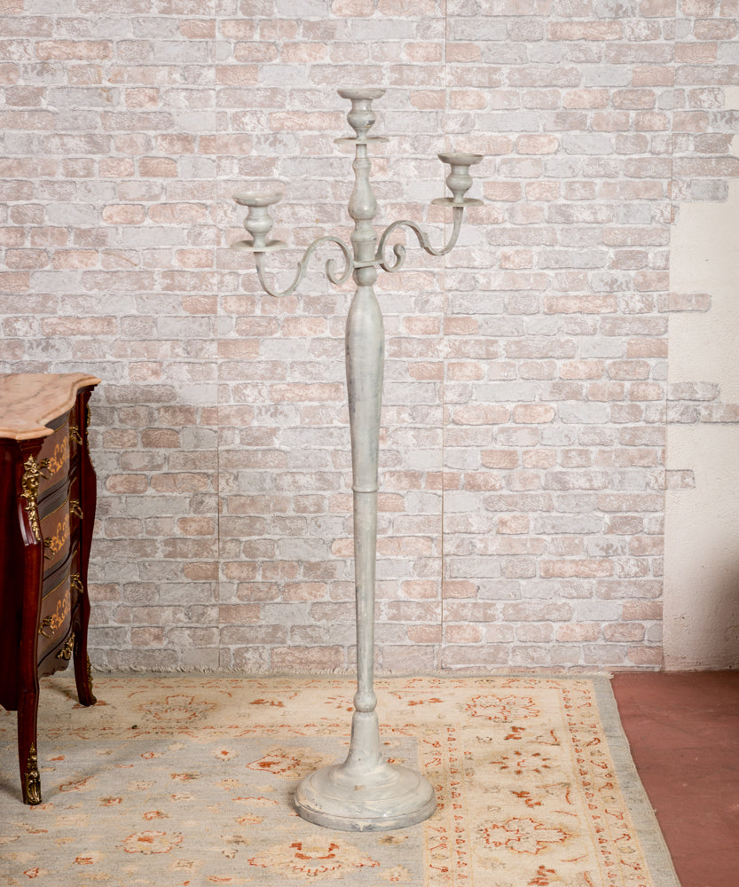 Candelabro de pie antiguo