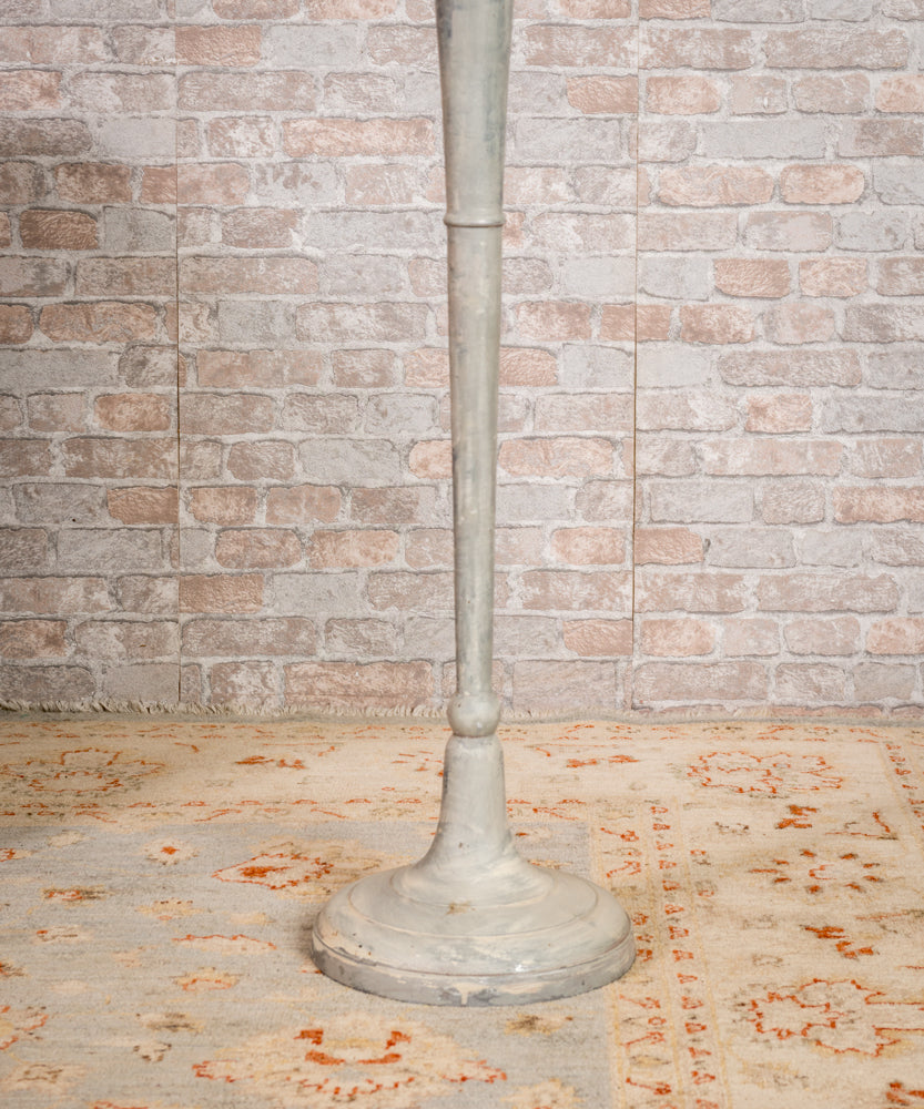 Candelabro de pie antiguo