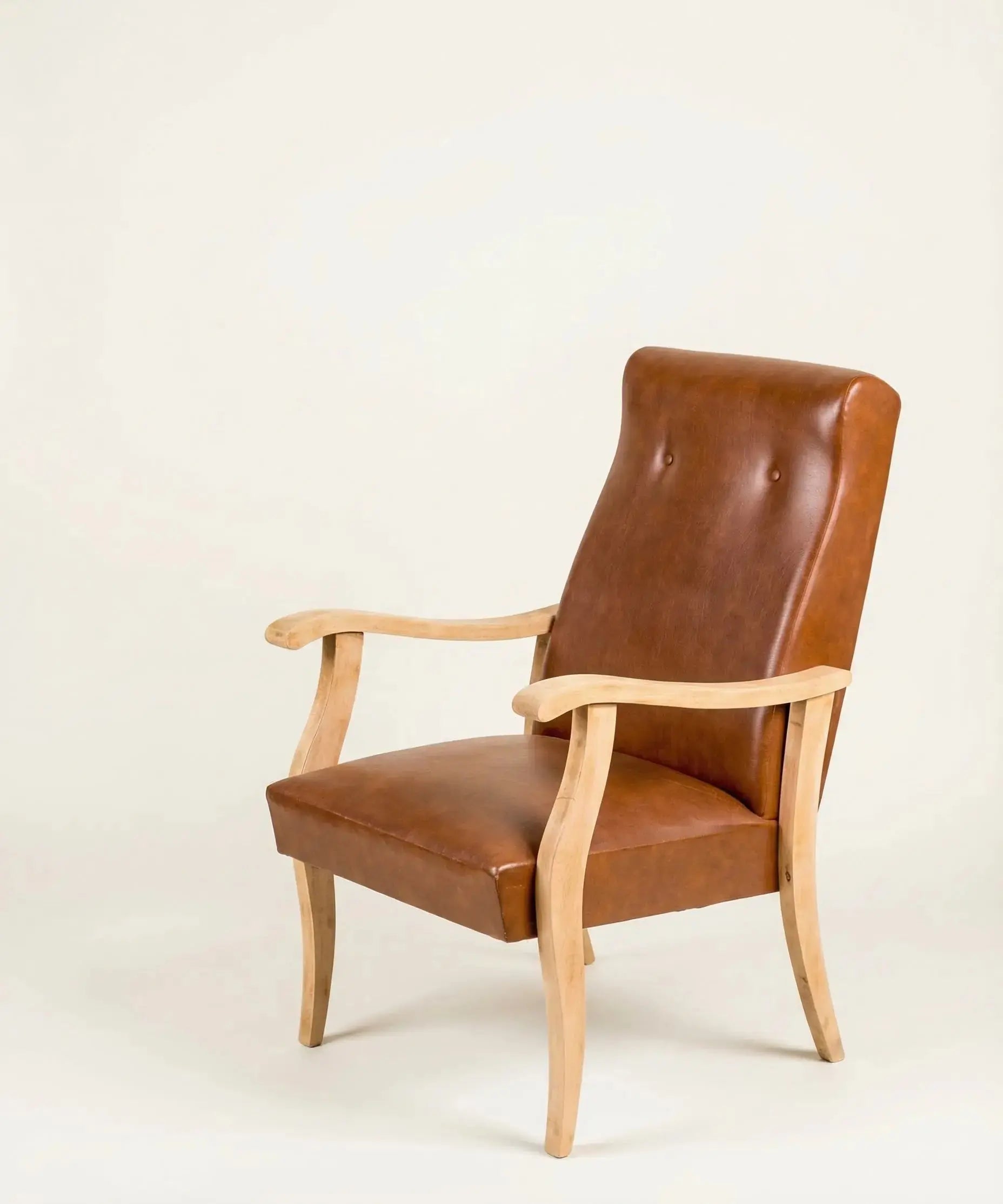 Pareja de sillones vintage estilo Mid-Century en madera clara y símil piel Coñac Antique arte y decoracion