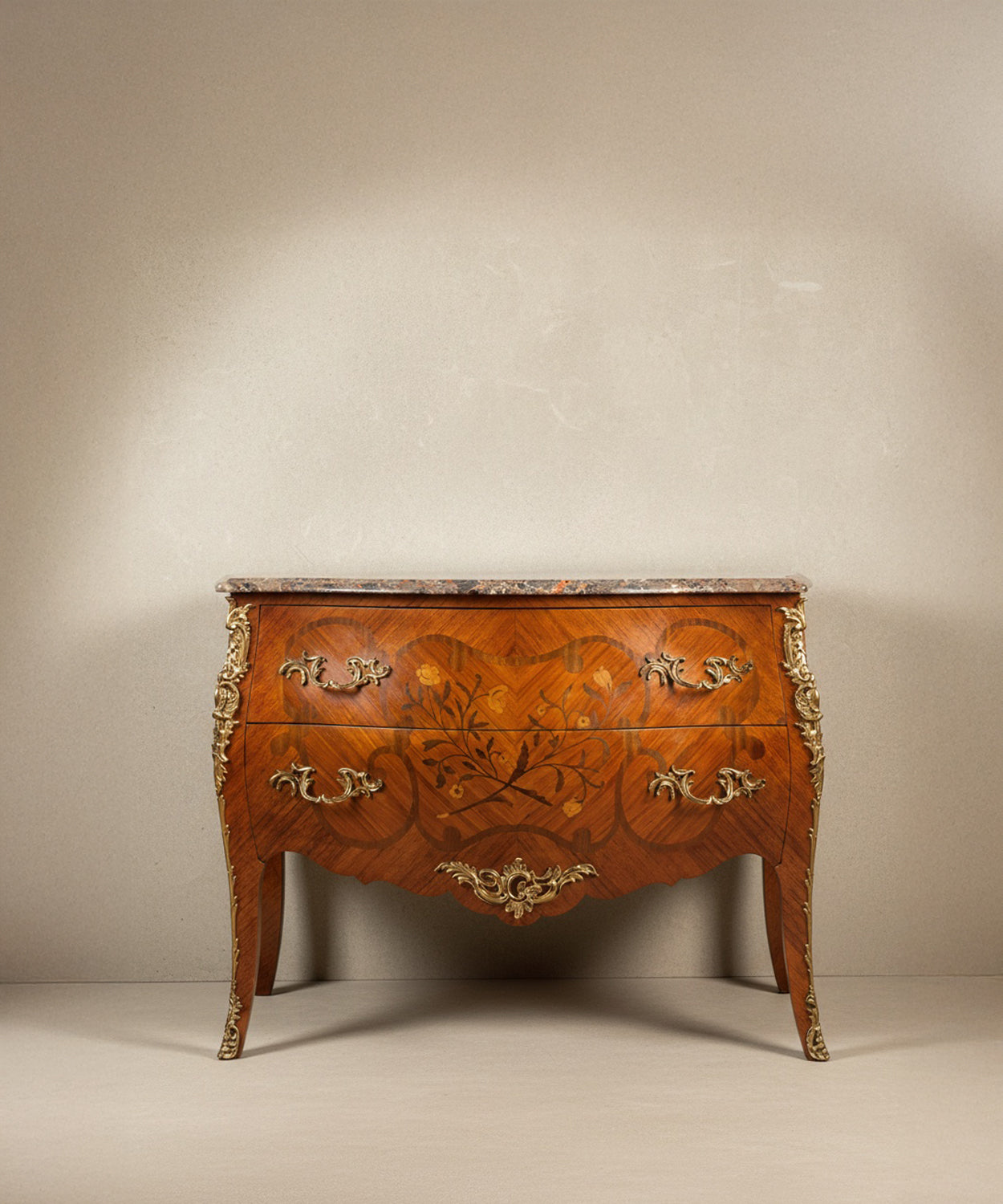 Cómoda antigua con cajones entreabiertos mostrando la calidad de la ebanistería interior.