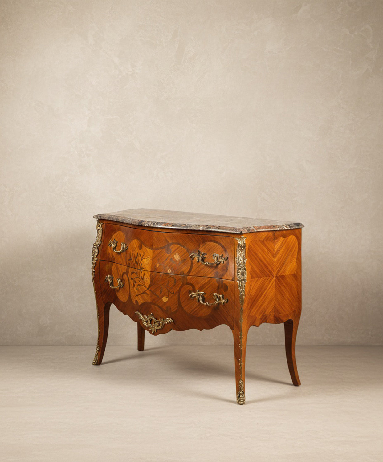 Cómoda bombé estilo Luis XV con marquetería floral y sobre de mármol