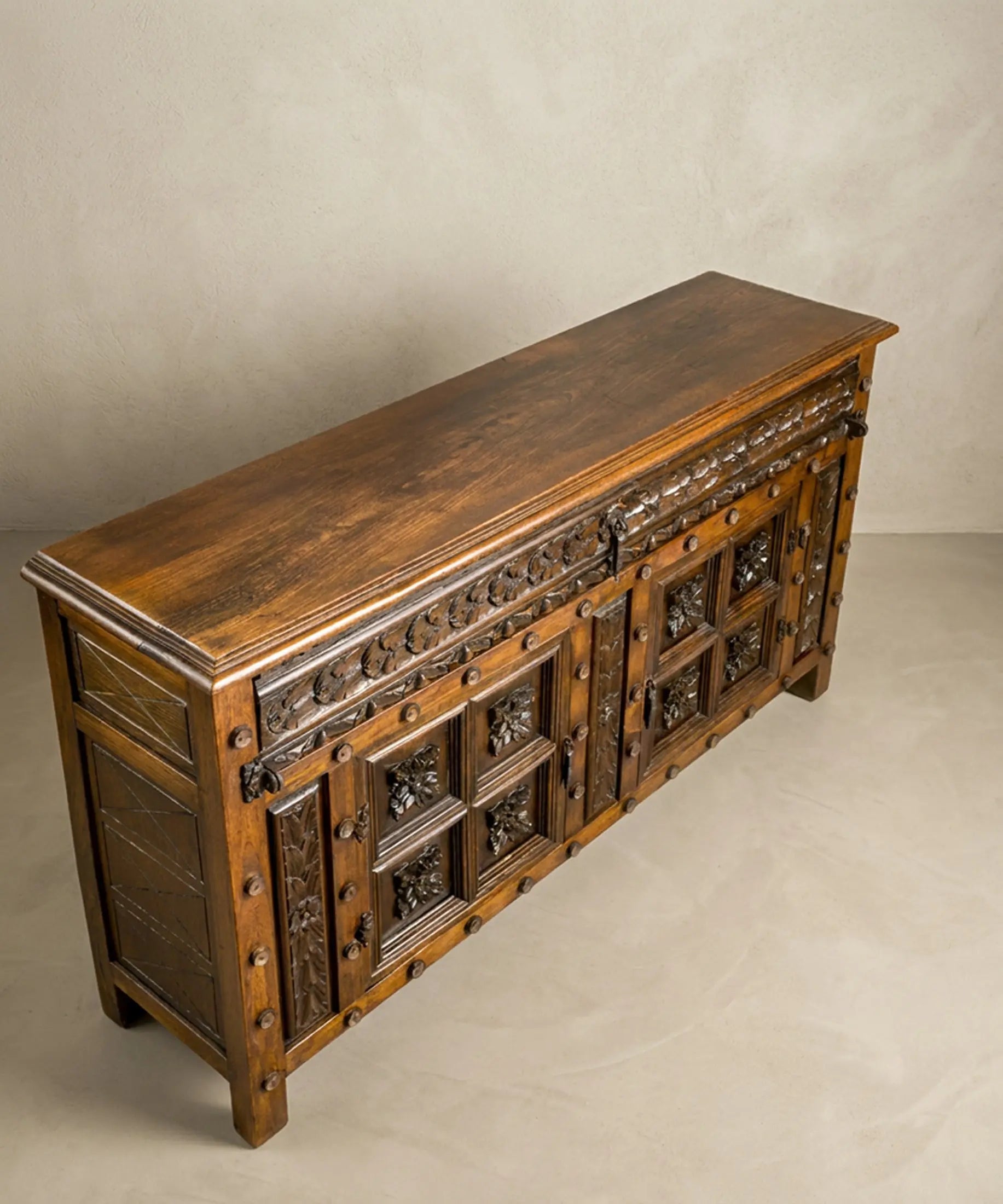 Aparador antiguo de madera maciza vista en perspectiva superior con tablero y talla del cajón — Antique Arte y Decoración
