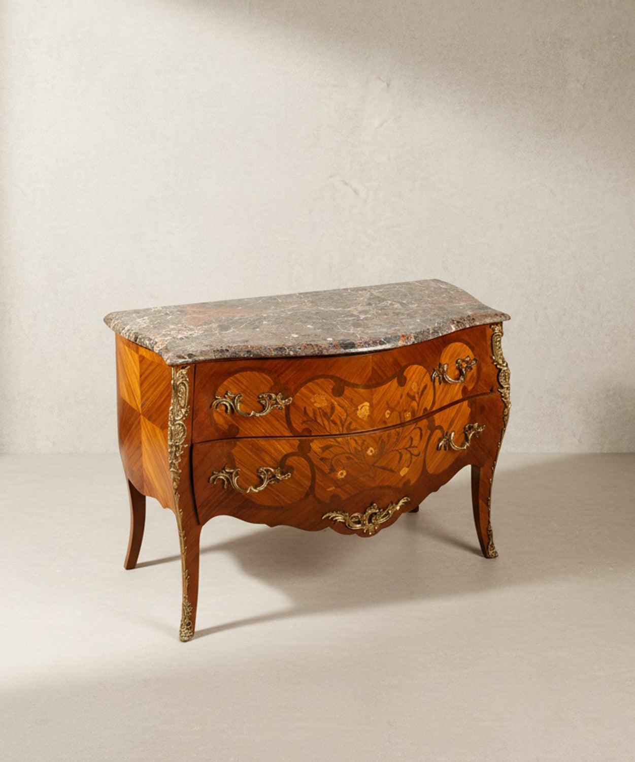 Cómoda bombé estilo Luis XV con marquetería floral y sobre de mármol