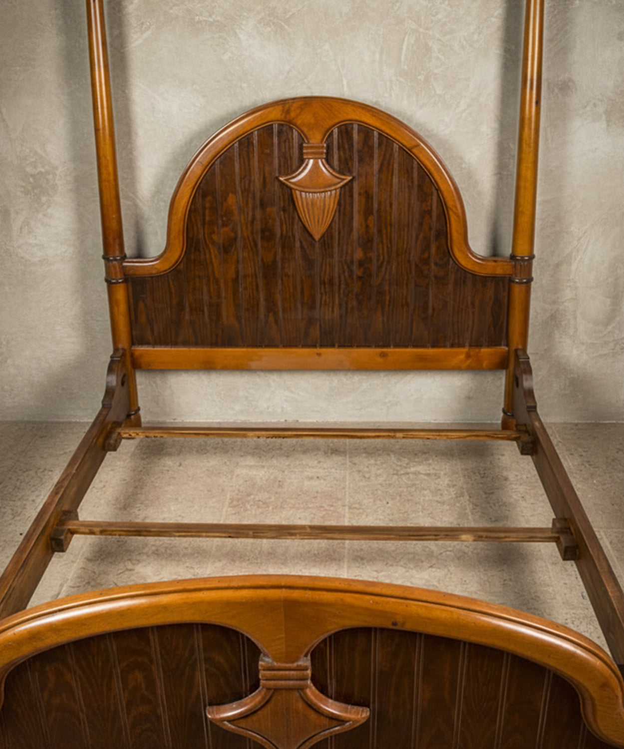 Vista del bastidor de madera y largueros que aseguran la estabilidad y durabilidad de la cama