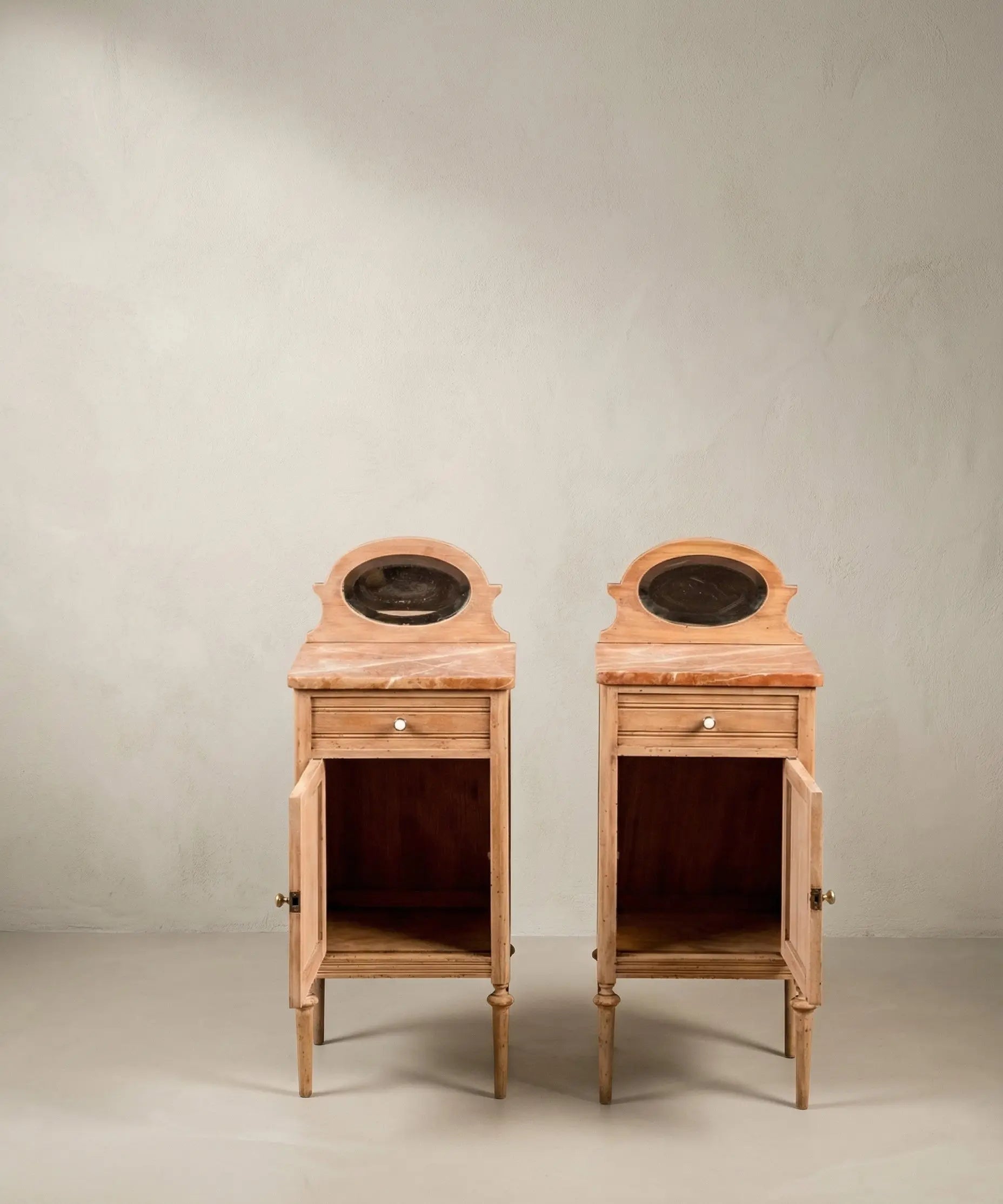 Interior de mesita de noche vintage de madera maciza natural con cajón y puerta.